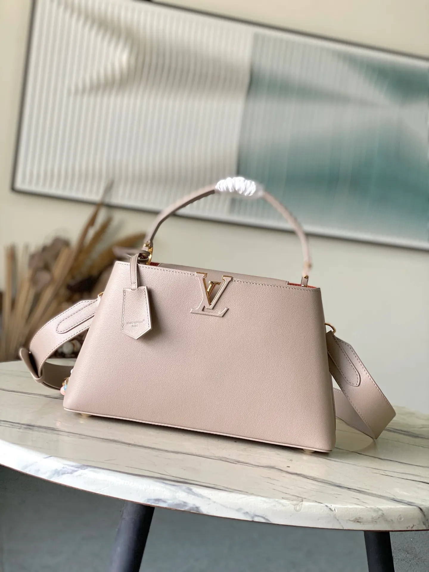 💰2600 "Special Grade Original Leather" M12929 This medium-sized Capucines Souple handbag gives the shiny cow leather a wrinkled effect, creating a visual contrast with the dazzling metal parts. The exquisite key bag continues the iconic touch, and the detachable flower-shaped double-plated chain shows off the Gothic style. Plenty of space to store daily necessities, and can be carried by hand or on the shoulder. Dimensions: 33 × 24 × 12 cm