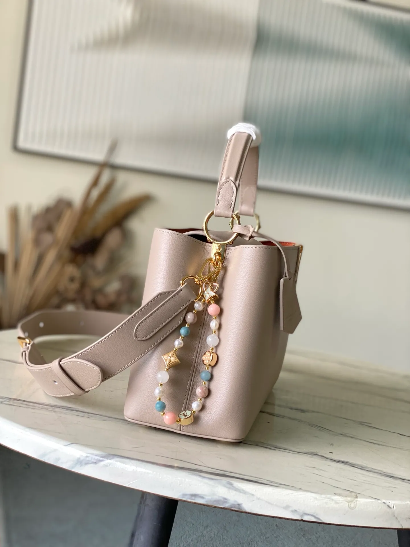 💰2600 "Special Grade Original Leather" M12929 This medium-sized Capucines Souple handbag gives the shiny cow leather a wrinkled effect, creating a visual contrast with the dazzling metal parts. The exquisite key bag continues the iconic touch, and the detachable flower-shaped double-plated chain shows off the Gothic style. Plenty of space to store daily necessities, and can be carried by hand or on the shoulder. Dimensions: 33 × 24 × 12 cm