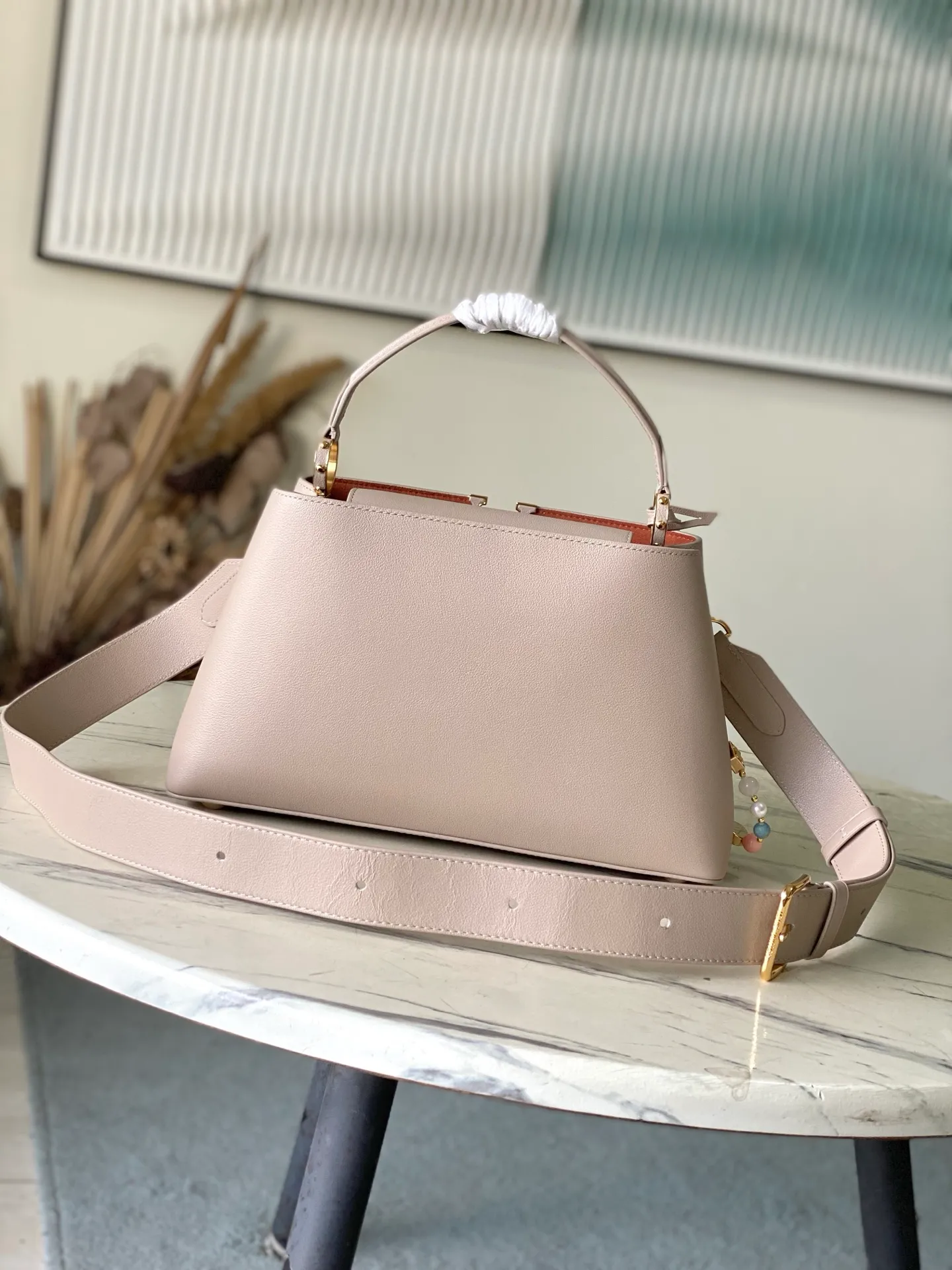 💰2600 "Special Grade Original Leather" M12929 This medium-sized Capucines Souple handbag gives the shiny cow leather a wrinkled effect, creating a visual contrast with the dazzling metal parts. The exquisite key bag continues the iconic touch, and the detachable flower-shaped double-plated chain shows off the Gothic style. Plenty of space to store daily necessities, and can be carried by hand or on the shoulder. Dimensions: 33 × 24 × 12 cm