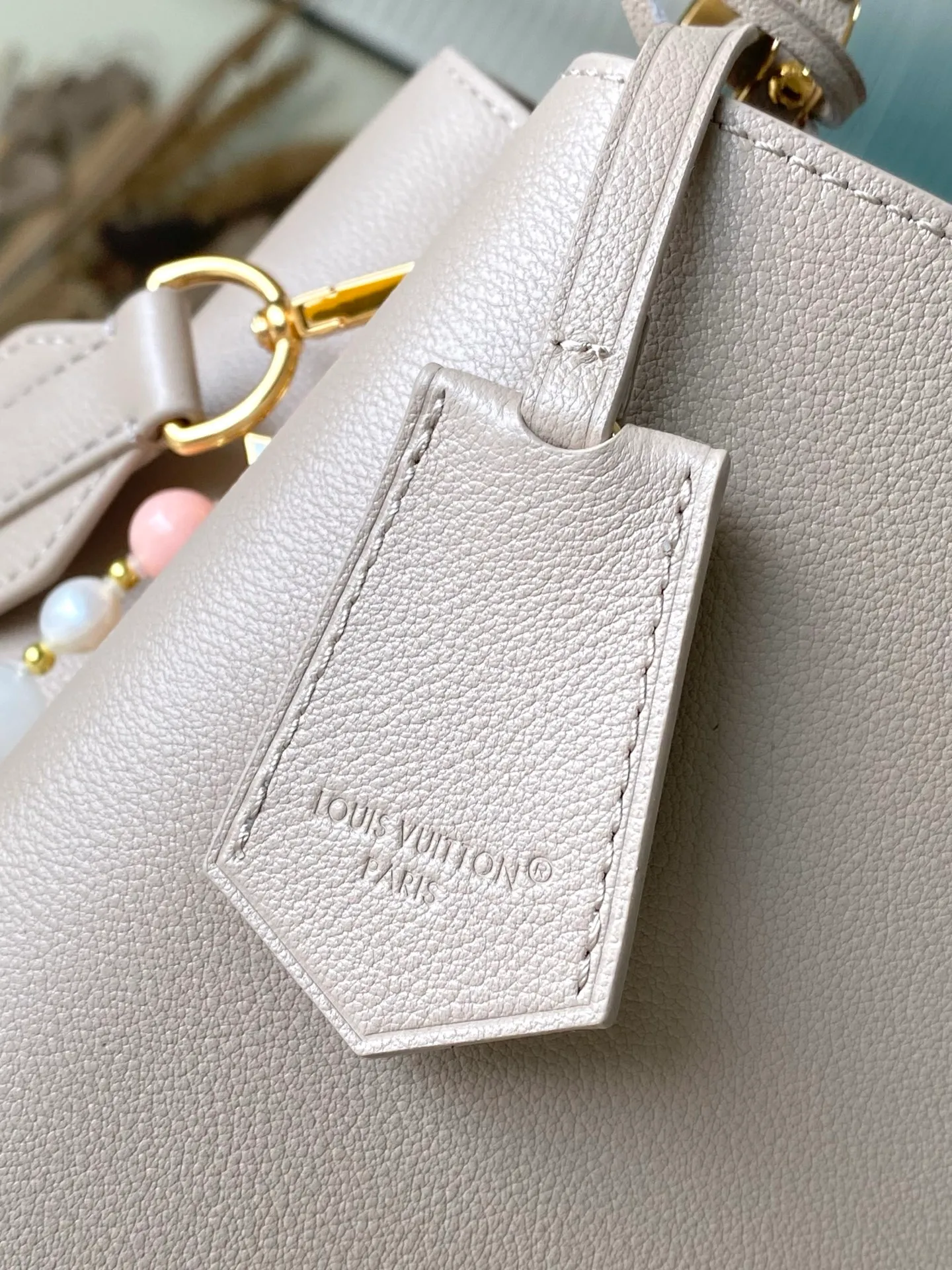 💰2600 "Special Grade Original Leather" M12929 This medium-sized Capucines Souple handbag gives the shiny cow leather a wrinkled effect, creating a visual contrast with the dazzling metal parts. The exquisite key bag continues the iconic touch, and the detachable flower-shaped double-plated chain shows off the Gothic style. Plenty of space to store daily necessities, and can be carried by hand or on the shoulder. Dimensions: 33 × 24 × 12 cm