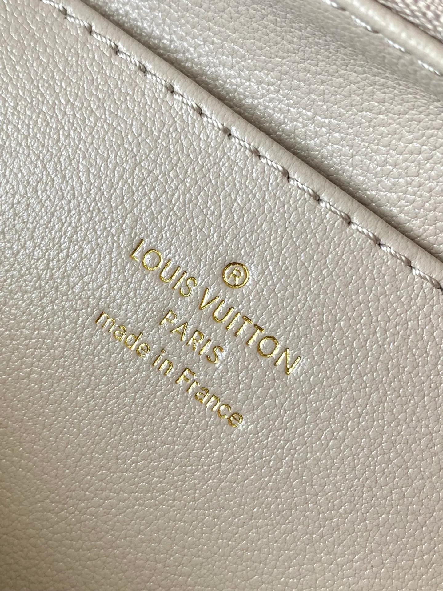 💰2600 "Special Grade Original Leather" M12929 This medium-sized Capucines Souple handbag gives the shiny cow leather a wrinkled effect, creating a visual contrast with the dazzling metal parts. The exquisite key bag continues the iconic touch, and the detachable flower-shaped double-plated chain shows off the Gothic style. Plenty of space to store daily necessities, and can be carried by hand or on the shoulder. Dimensions: 33 × 24 × 12 cm