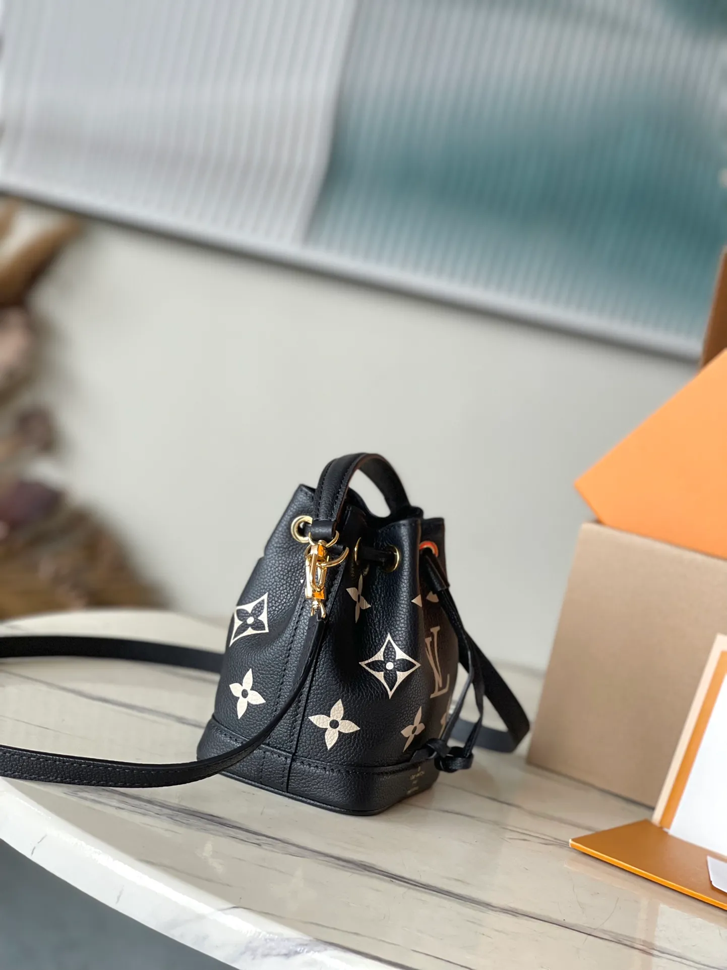 💰740 (top layer leather) top original order M46291 black. Support counter inspection. Photos taken of duty-free goods are consistent with the product without unpacking. This product is an exclusive duty-free product in the market and is the highest-end product. Inspection is supported. This product has passed strict inspection and is flawless. Please wear gloves when touching the product. This product is not returnable or exchangeable. Please confirm the product first and then remove the label on the handle. This product is temporarily not open to the public, only regular customers, and is in short supply. Dimensions: 13 x 16 x 10 cm