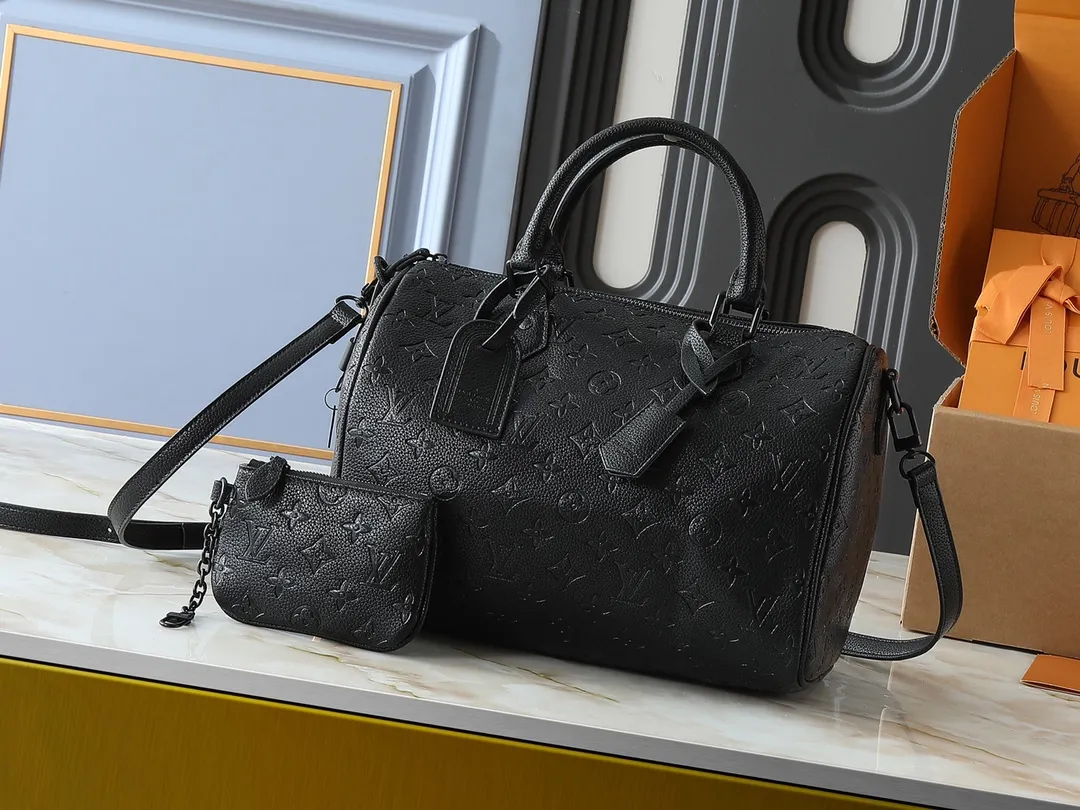 💰300💰Upgraded from the original M40391 M24426 M24425 M24424 M24423 M24443 M. This Speedy Bandoulière 30 Monogram Leather handbag is made of soft cow leather and uses the Monogram pattern to reproduce the elegant look and feel of the canvas print. Dazzling metal hardware, sheepskin lining and nameplate all reflect Creative Director Pharrell Williams' relentless attention to detail. Dimensions: 30x21x17cm (length x height x width)
