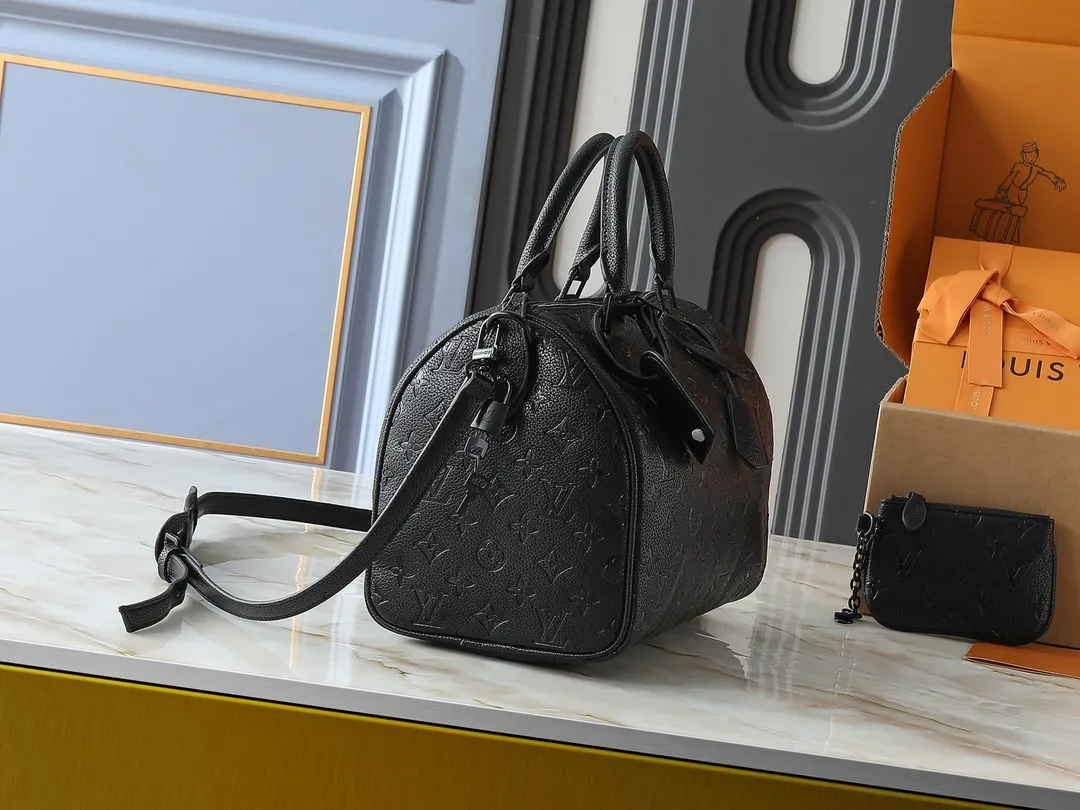 💰300💰Upgraded from the original M40391 M24426 M24425 M24424 M24423 M24443 M. This Speedy Bandoulière 30 Monogram Leather handbag is made of soft cow leather and uses the Monogram pattern to reproduce the elegant look and feel of the canvas print. Dazzling metal hardware, sheepskin lining and nameplate all reflect Creative Director Pharrell Williams' relentless attention to detail. Dimensions: 30x21x17cm (length x height x width)