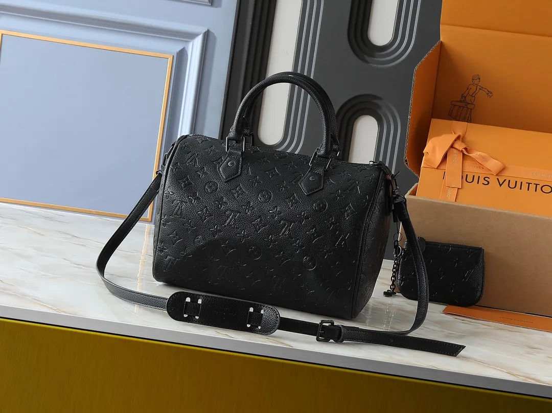💰300💰Upgraded from the original M40391 M24426 M24425 M24424 M24423 M24443 M. This Speedy Bandoulière 30 Monogram Leather handbag is made of soft cow leather and uses the Monogram pattern to reproduce the elegant look and feel of the canvas print. Dazzling metal hardware, sheepskin lining and nameplate all reflect Creative Director Pharrell Williams' relentless attention to detail. Dimensions: 30x21x17cm (length x height x width)