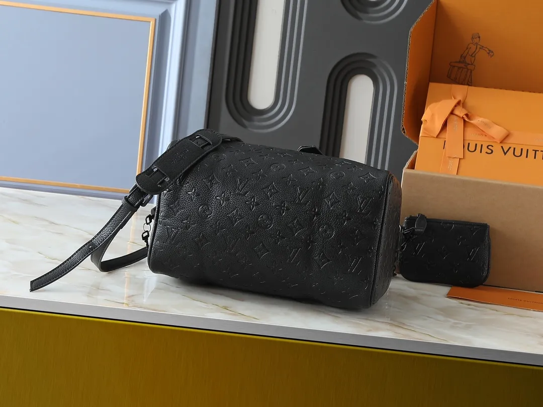 💰300💰Upgraded from the original M40391 M24426 M24425 M24424 M24423 M24443 M. This Speedy Bandoulière 30 Monogram Leather handbag is made of soft cow leather and uses the Monogram pattern to reproduce the elegant look and feel of the canvas print. Dazzling metal hardware, sheepskin lining and nameplate all reflect Creative Director Pharrell Williams' relentless attention to detail. Dimensions: 30x21x17cm (length x height x width)