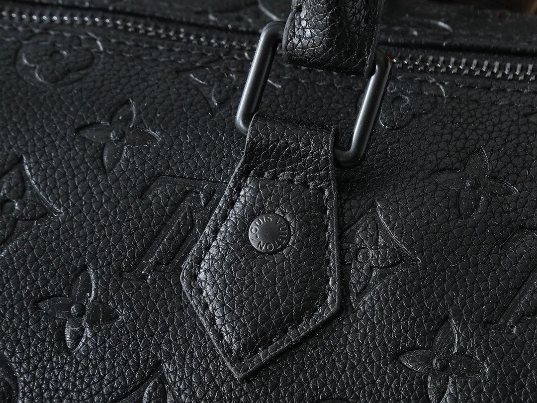 💰300💰Upgraded from the original M40391 M24426 M24425 M24424 M24423 M24443 M. This Speedy Bandoulière 30 Monogram Leather handbag is made of soft cow leather and uses the Monogram pattern to reproduce the elegant look and feel of the canvas print. Dazzling metal hardware, sheepskin lining and nameplate all reflect Creative Director Pharrell Williams' relentless attention to detail. Dimensions: 30x21x17cm (length x height x width)