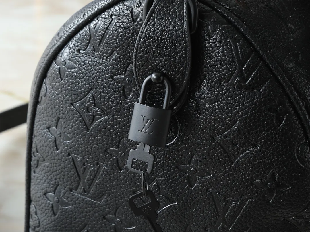 💰300💰Upgraded from the original M40391 M24426 M24425 M24424 M24423 M24443 M. This Speedy Bandoulière 30 Monogram Leather handbag is made of soft cow leather and uses the Monogram pattern to reproduce the elegant look and feel of the canvas print. Dazzling metal hardware, sheepskin lining and nameplate all reflect Creative Director Pharrell Williams' relentless attention to detail. Dimensions: 30x21x17cm (length x height x width)