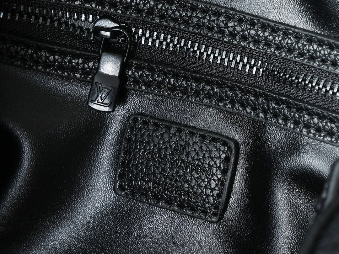 💰300💰Upgraded from the original M40391 M24426 M24425 M24424 M24423 M24443 M. This Speedy Bandoulière 30 Monogram Leather handbag is made of soft cow leather and uses the Monogram pattern to reproduce the elegant look and feel of the canvas print. Dazzling metal hardware, sheepskin lining and nameplate all reflect Creative Director Pharrell Williams' relentless attention to detail. Dimensions: 30x21x17cm (length x height x width)