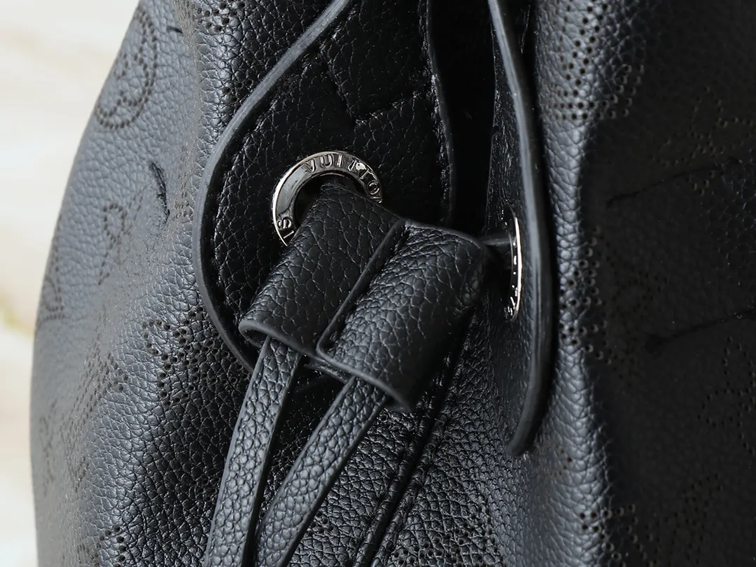 💰280💰Upgraded from the original M13180 Mahina series introduces the Boundless handbag - a multi-functional daily design. It's made from House's signature perforated Mahina leather and is roomy enough to store essential items, including a laptop and tablet. The shoulder bag features a removable zip pocket and is embellished with silver hardware for a sophisticated look. Dimensions: 16.9 x 13.2 x 6.7 inches (LxHxW)