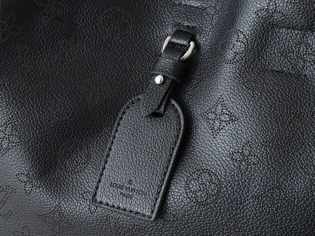 💰280💰Upgraded from the original M13180 Mahina series introduces the Boundless handbag - a multi-functional daily design. It's made from House's signature perforated Mahina leather and is roomy enough to store essential items, including a laptop and tablet. The shoulder bag features a removable zip pocket and is embellished with silver hardware for a sophisticated look. Dimensions: 16.9 x 13.2 x 6.7 inches (LxHxW)