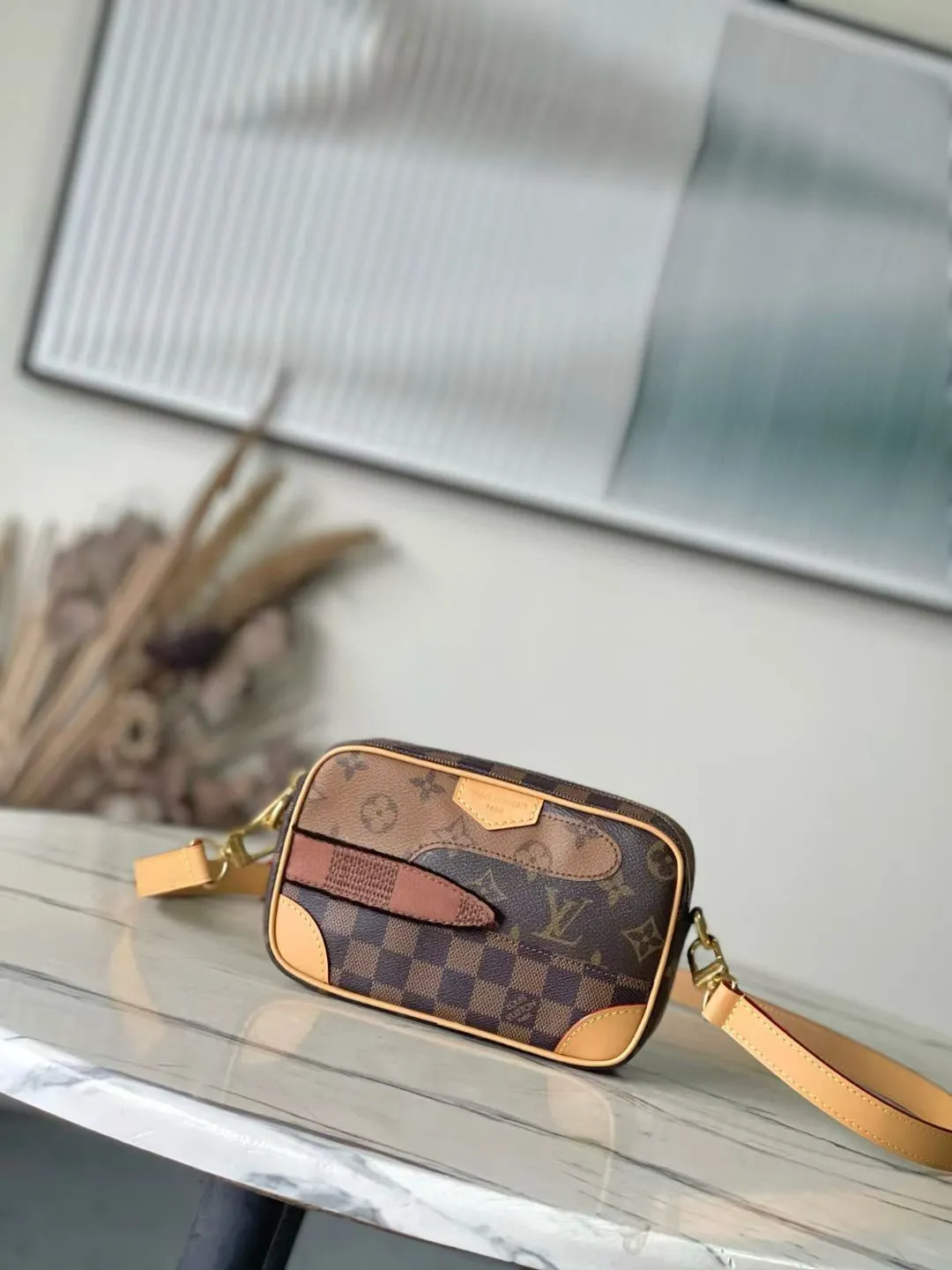 💰1060 Top Original M26020 This Trocadéro mini handbag is made of coated canvas, with Monogram and Damier patterns lighting up the collage design. Reinforced leather corners establish recognition, continuing the brand's inspiration for cross-body bags created in the 1980s, and the detachable and adjustable shoulder strap allows for a variety of carrying methods. Dimensions: 13 x 6.5 x 20 cm (height x width x length)