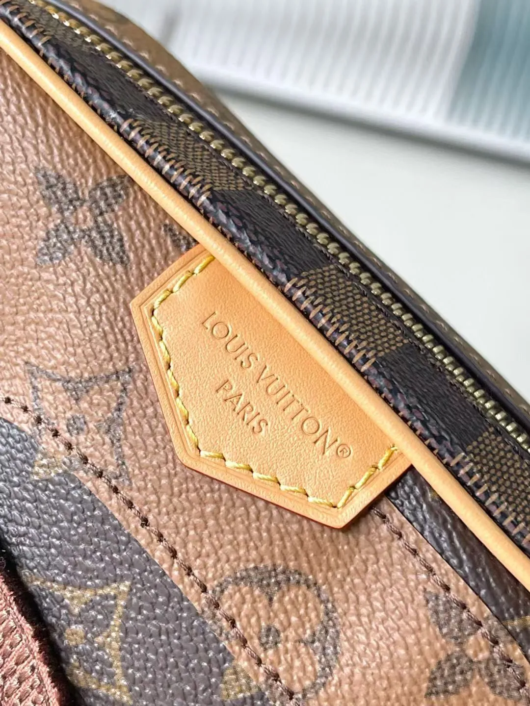 💰1060 Top Original M26020 This Trocadéro mini handbag is made of coated canvas, with Monogram and Damier patterns lighting up the collage design. Reinforced leather corners establish recognition, continuing the brand's inspiration for cross-body bags created in the 1980s, and the detachable and adjustable shoulder strap allows for a variety of carrying methods. Dimensions: 13 x 6.5 x 20 cm (height x width x length)