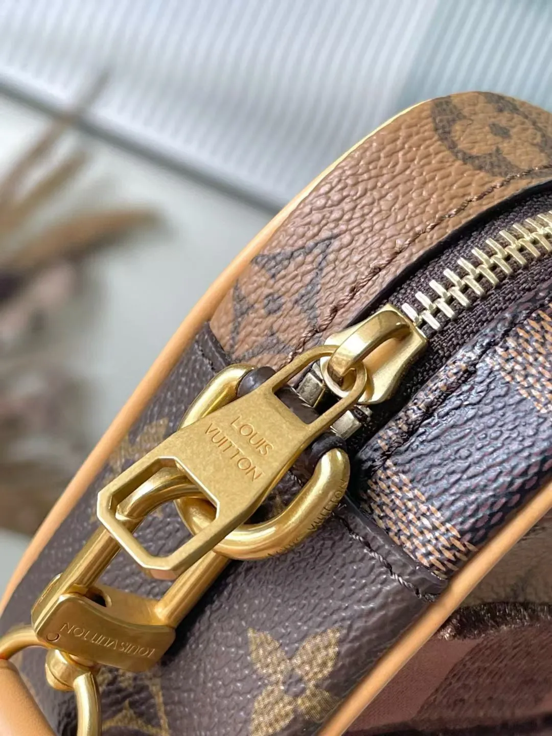 💰1060 Top Original M26020 This Trocadéro mini handbag is made of coated canvas, with Monogram and Damier patterns lighting up the collage design. Reinforced leather corners establish recognition, continuing the brand's inspiration for cross-body bags created in the 1980s, and the detachable and adjustable shoulder strap allows for a variety of carrying methods. Dimensions: 13 x 6.5 x 20 cm (height x width x length)