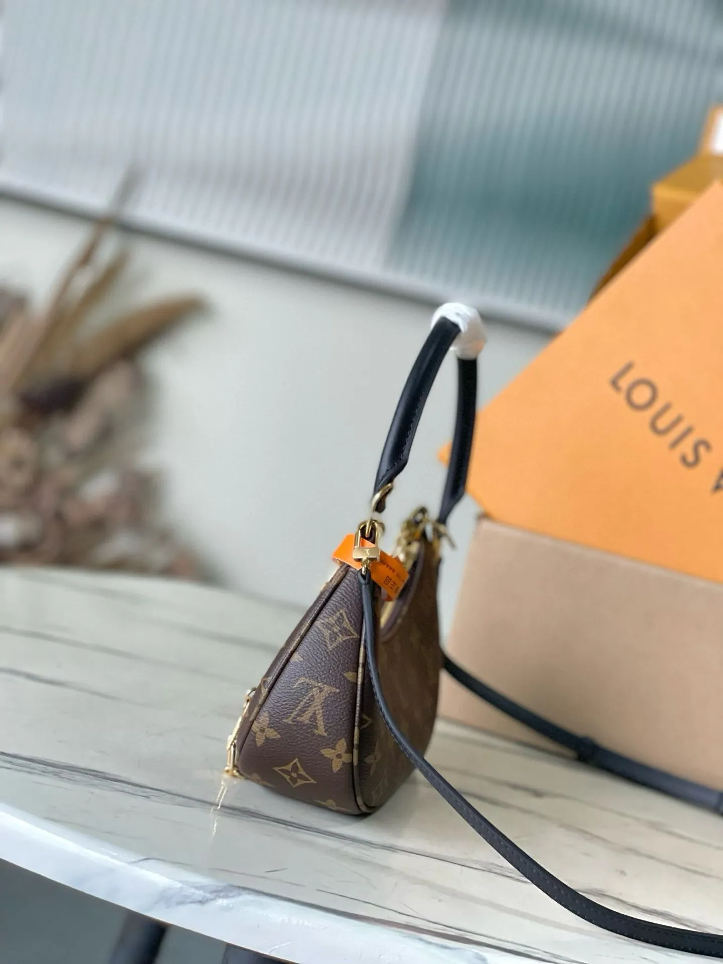 💰880 Top Original Order M25223 This small Catchy handbag is made of canvas and trimmed with cow leather. It pays homage to the brand's tradition with the classic Monogram pattern, making it another smart choice. The neat structure makes it easy to carry your daily needs. The double-sided sliding straps make it easy to adjust the contours of the bag. The detachable metal chain complements the key-shaped decoration. Dimensions: 24 × 10 × 6cm