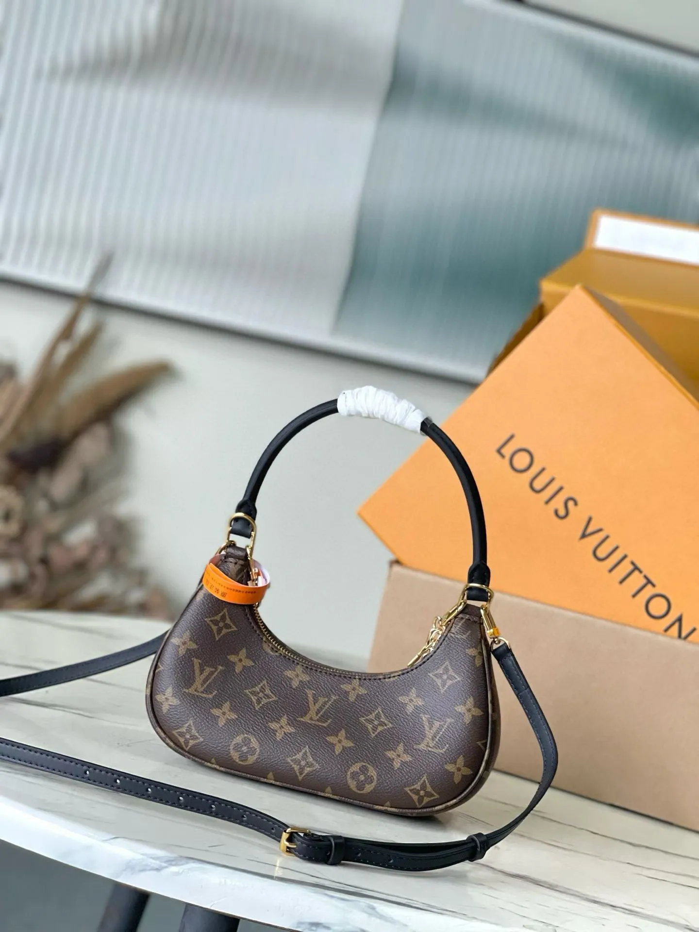 💰880 Top Original Order M25223 This small Catchy handbag is made of canvas and trimmed with cow leather. It pays homage to the brand's tradition with the classic Monogram pattern, making it another smart choice. The neat structure makes it easy to carry your daily needs. The double-sided sliding straps make it easy to adjust the contours of the bag. The detachable metal chain complements the key-shaped decoration. Dimensions: 24 × 10 × 6cm