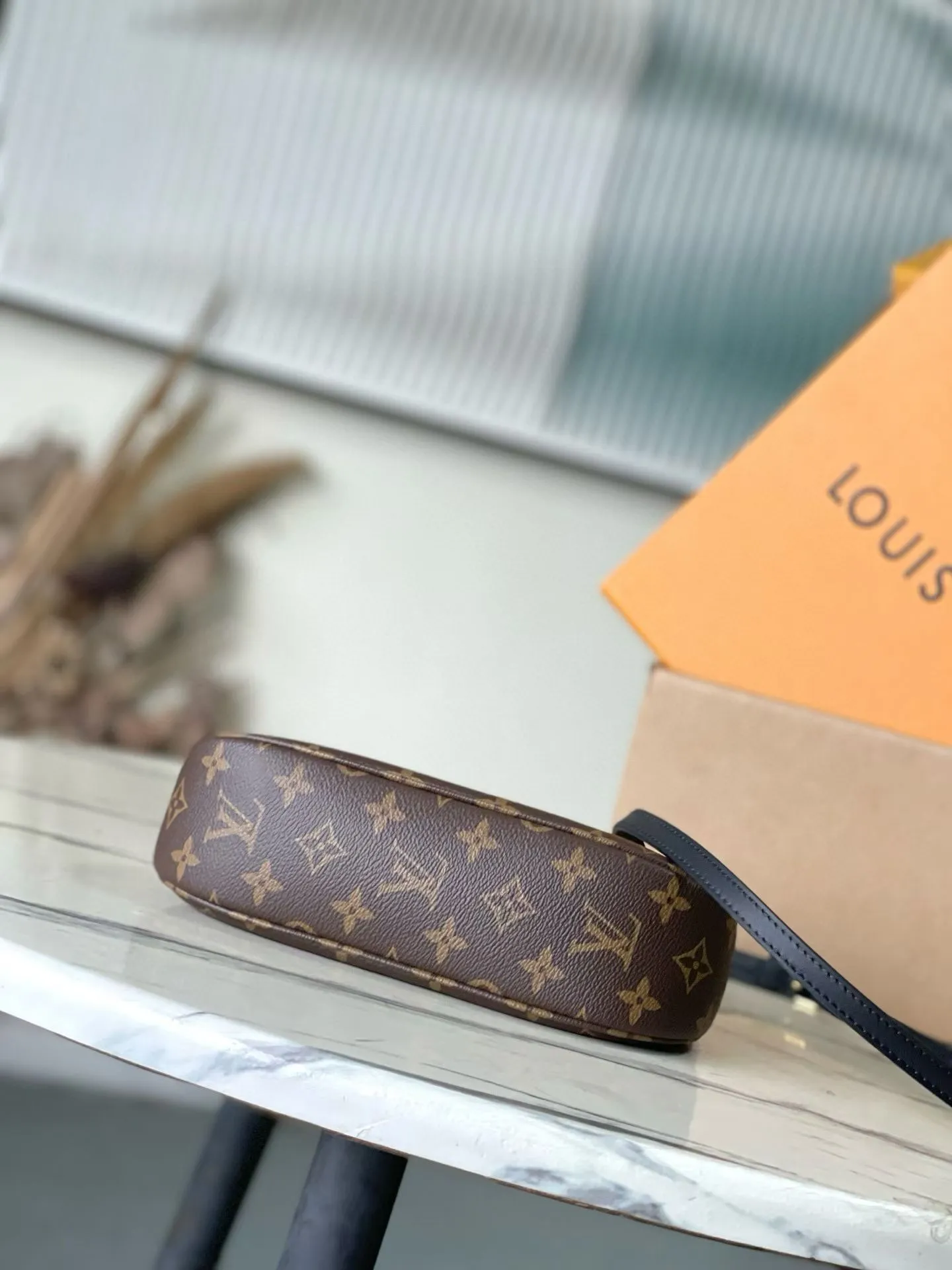 💰880 Top Original Order M25223 This small Catchy handbag is made of canvas and trimmed with cow leather. It pays homage to the brand's tradition with the classic Monogram pattern, making it another smart choice. The neat structure makes it easy to carry your daily needs. The double-sided sliding straps make it easy to adjust the contours of the bag. The detachable metal chain complements the key-shaped decoration. Dimensions: 24 × 10 × 6cm