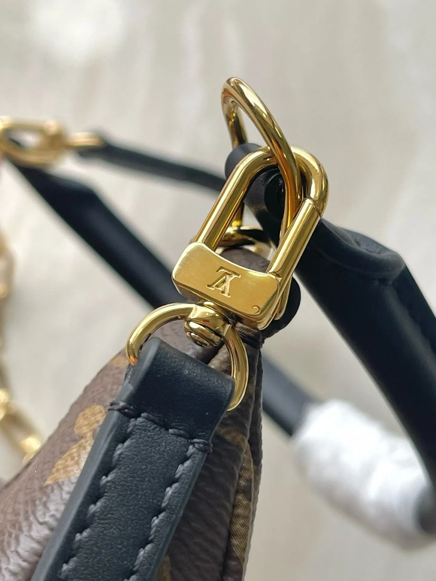 💰880 Top Original Order M25223 This small Catchy handbag is made of canvas and trimmed with cow leather. It pays homage to the brand's tradition with the classic Monogram pattern, making it another smart choice. The neat structure makes it easy to carry your daily needs. The double-sided sliding straps make it easy to adjust the contours of the bag. The detachable metal chain complements the key-shaped decoration. Dimensions: 24 × 10 × 6cm