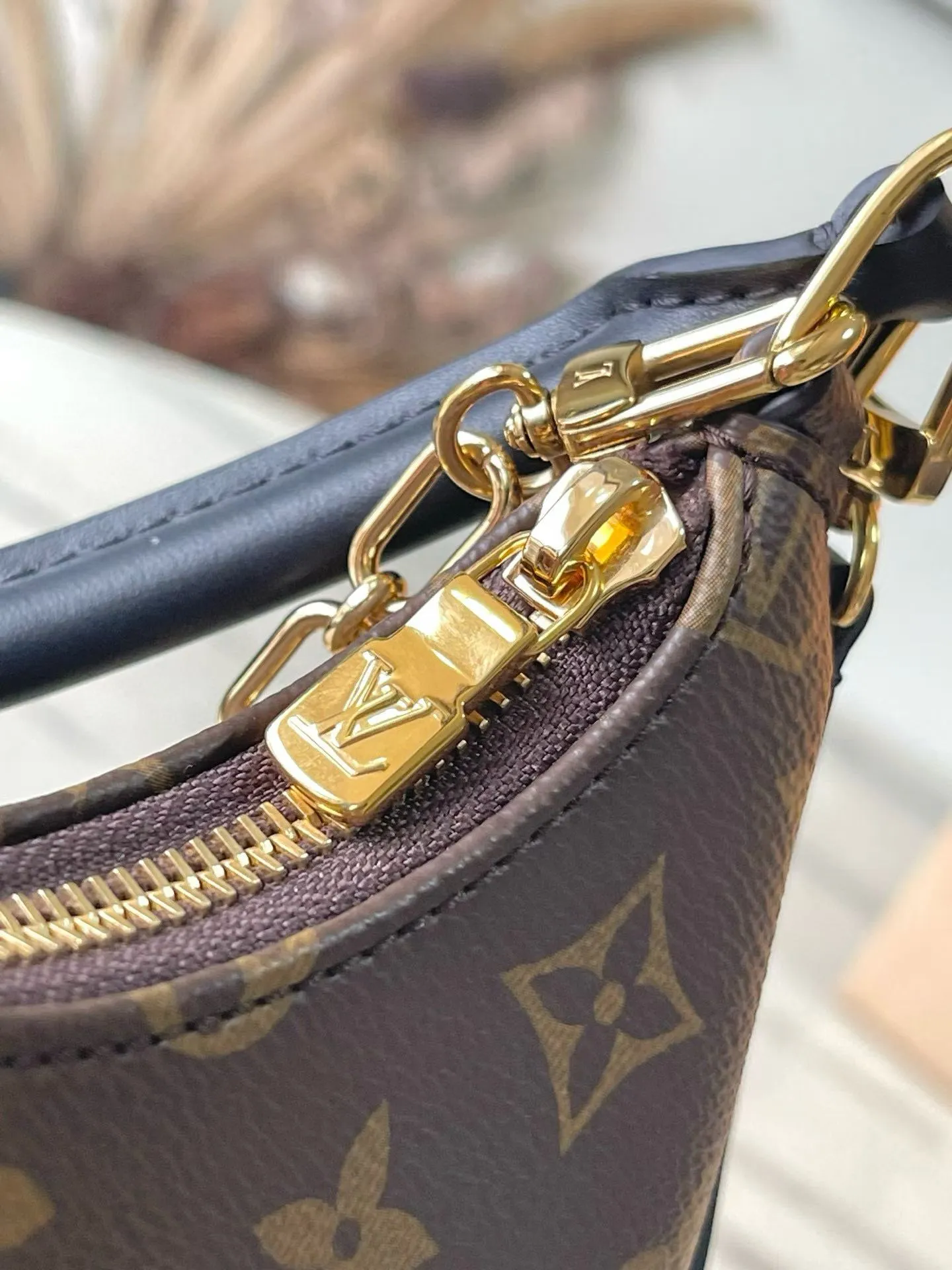 💰880 Top Original Order M25223 This small Catchy handbag is made of canvas and trimmed with cow leather. It pays homage to the brand's tradition with the classic Monogram pattern, making it another smart choice. The neat structure makes it easy to carry your daily needs. The double-sided sliding straps make it easy to adjust the contours of the bag. The detachable metal chain complements the key-shaped decoration. Dimensions: 24 × 10 × 6cm
