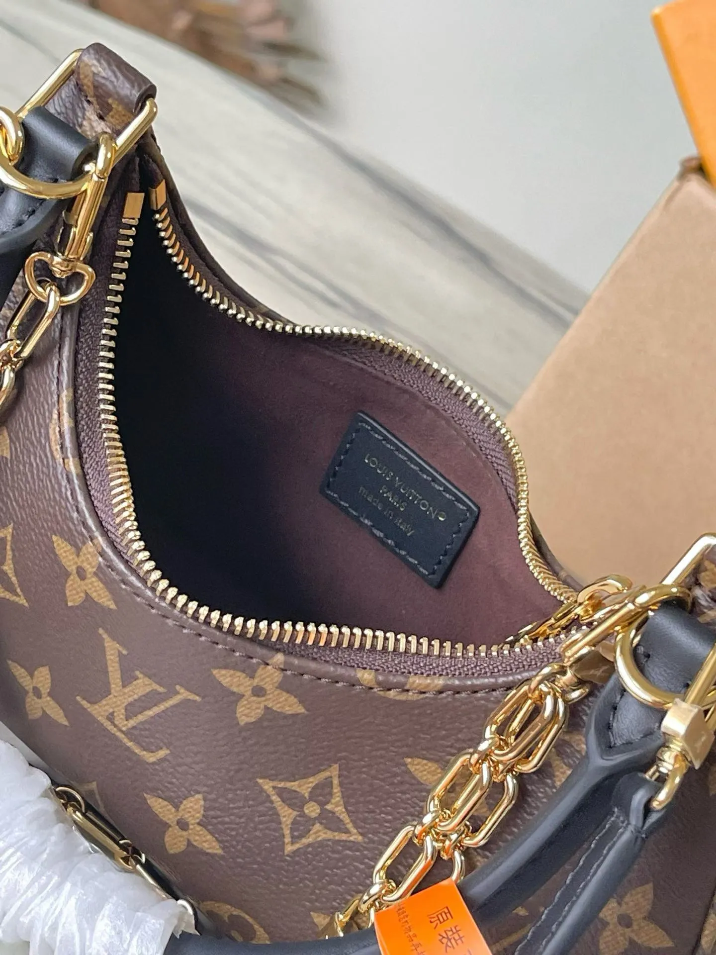 💰880 Top Original Order M25223 This small Catchy handbag is made of canvas and trimmed with cow leather. It pays homage to the brand's tradition with the classic Monogram pattern, making it another smart choice. The neat structure makes it easy to carry your daily needs. The double-sided sliding straps make it easy to adjust the contours of the bag. The detachable metal chain complements the key-shaped decoration. Dimensions: 24 × 10 × 6cm