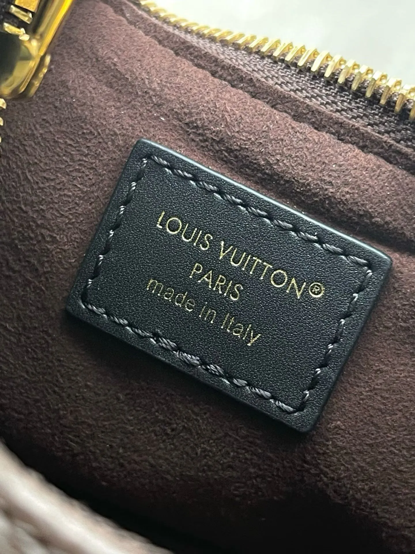 💰880 Top Original Order M25223 This small Catchy handbag is made of canvas and trimmed with cow leather. It pays homage to the brand's tradition with the classic Monogram pattern, making it another smart choice. The neat structure makes it easy to carry your daily needs. The double-sided sliding straps make it easy to adjust the contours of the bag. The detachable metal chain complements the key-shaped decoration. Dimensions: 24 × 10 × 6cm