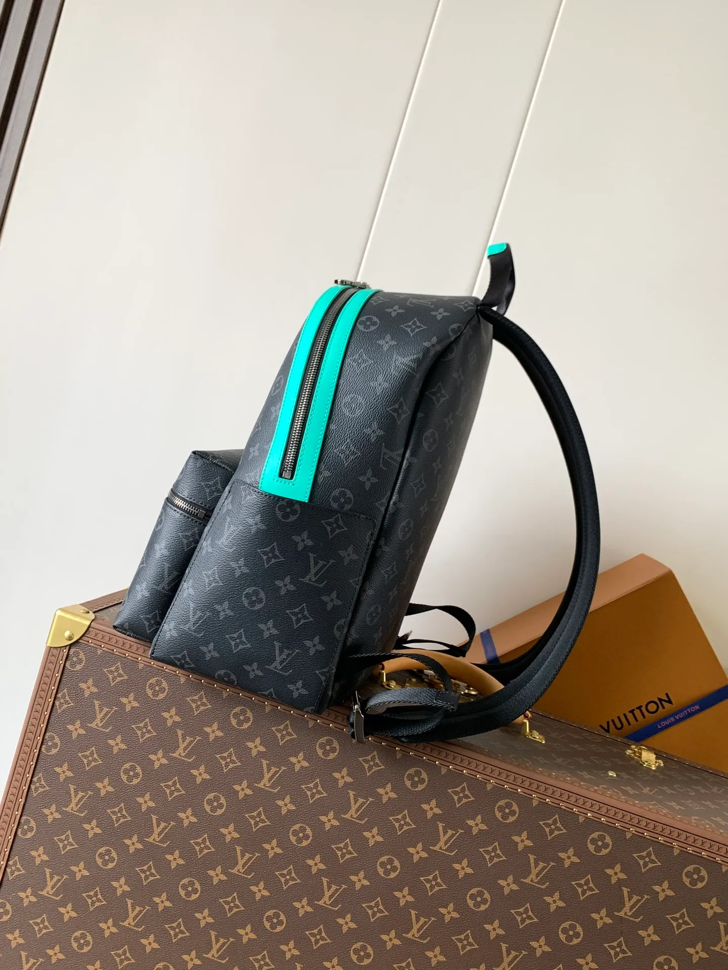 💰1020 Top original order M25887 Top original order Transcoding chip 163C This Discovery small backpack is made of Monogram Eclipse canvas and continues its flexible function in a more compact configuration. Exterior pockets, zippered front pockets, and open side pockets provide easy access, while interior pockets keep things organized. 29.0 x 38.0 x 20.0 cm (L x H x W) • Monogram Eclipse coated canvas • Cow leather trim • Textile lining • Metal hardware • Double zip closure • Adjustable shoulder strap • Open side pockets • Zip front pocket • Internal patch pocket • Handle: Single handle
