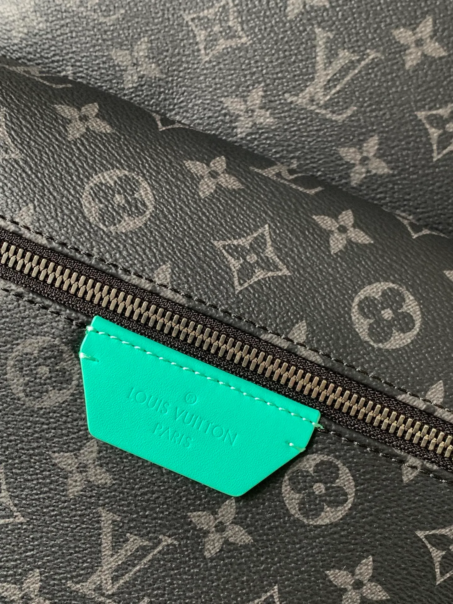 💰1020 Top original order M25887 Top original order Transcoding chip 163C This Discovery small backpack is made of Monogram Eclipse canvas and continues its flexible function in a more compact configuration. Exterior pockets, zippered front pockets, and open side pockets provide easy access, while interior pockets keep things organized. 29.0 x 38.0 x 20.0 cm (L x H x W) • Monogram Eclipse coated canvas • Cow leather trim • Textile lining • Metal hardware • Double zip closure • Adjustable shoulder strap • Open side pockets • Zip front pocket • Internal patch pocket • Handle: Single handle