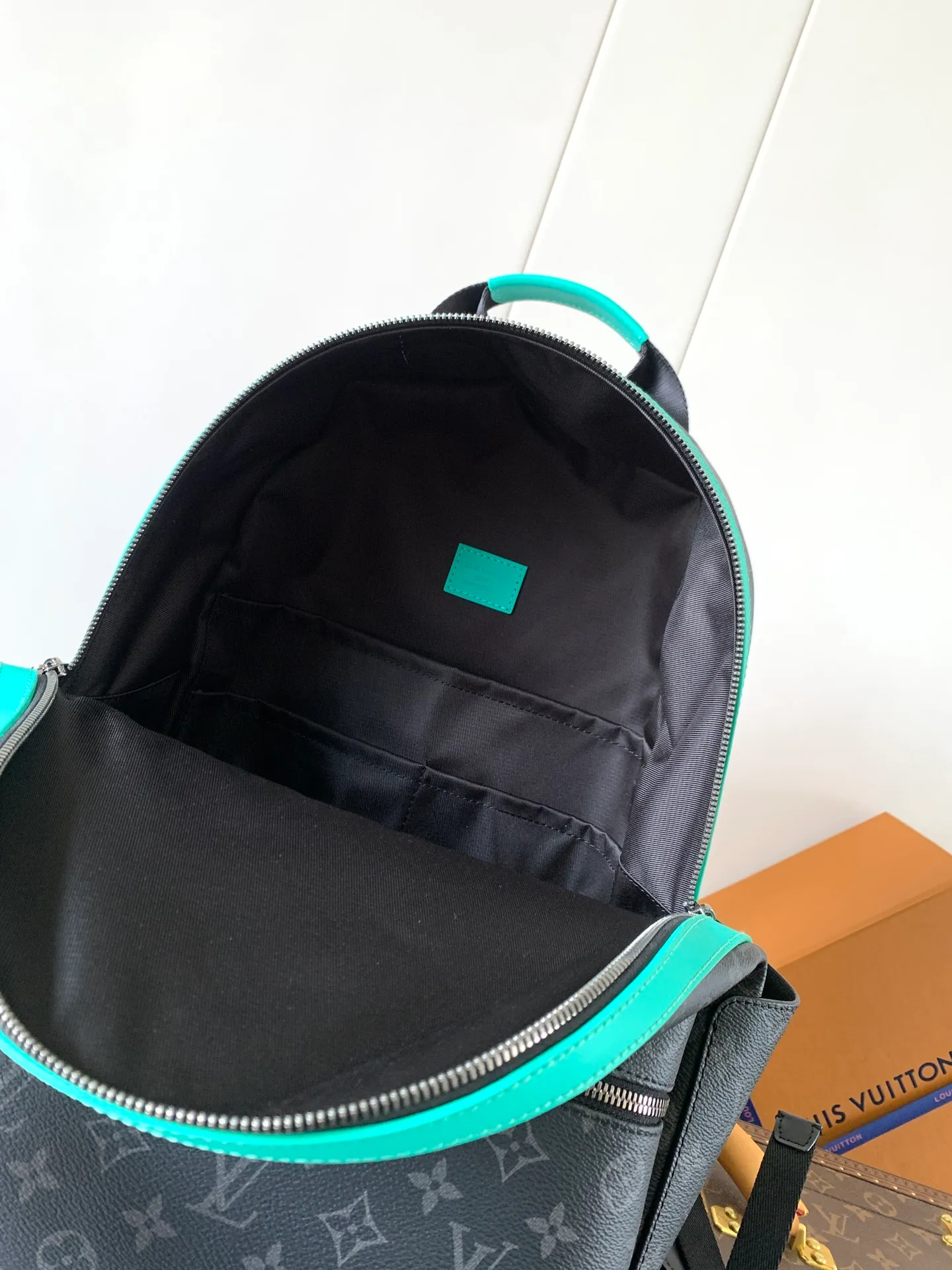 💰1020 Top original order M25887 Top original order Transcoding chip 163C This Discovery small backpack is made of Monogram Eclipse canvas and continues its flexible function in a more compact configuration. Exterior pockets, zippered front pockets, and open side pockets provide easy access, while interior pockets keep things organized. 29.0 x 38.0 x 20.0 cm (L x H x W) • Monogram Eclipse coated canvas • Cow leather trim • Textile lining • Metal hardware • Double zip closure • Adjustable shoulder strap • Open side pockets • Zip front pocket • Internal patch pocket • Handle: Single handle