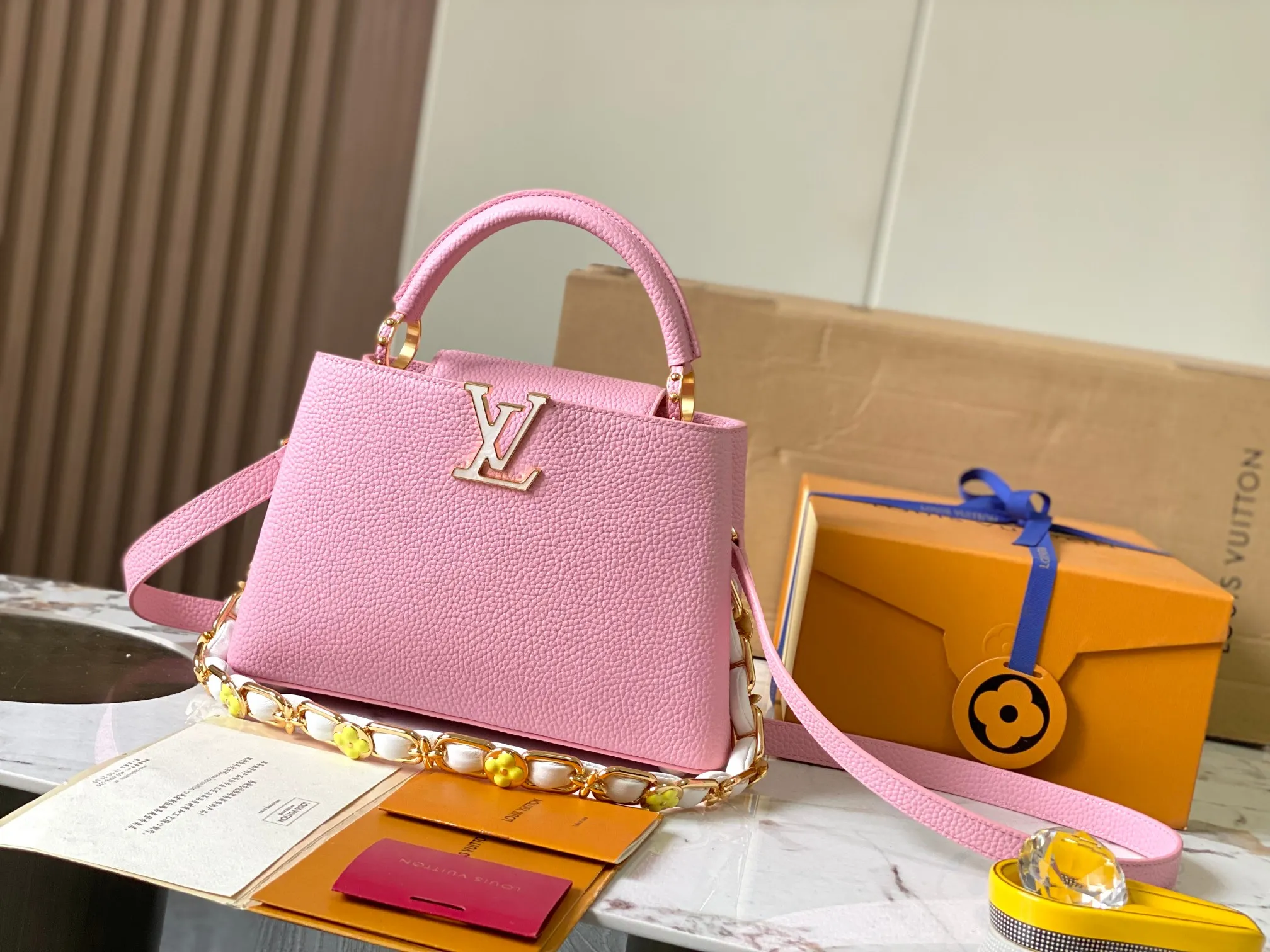 p2600 [Super high-quality original leather💋 M23280 pink and white shell buckle upgraded hardware] [Capucines BB handbag] This season’s new Capucines BB handbag highlights femininity. Metal links and elegant soft cow leather are woven into a delicate chain, with enamel and Monogram flowers scattered on it. The enamel brand logo highlights the texture of jewelry and makes the handbag even more beautiful.  Dimensions: 27 x 18 x 9 cm