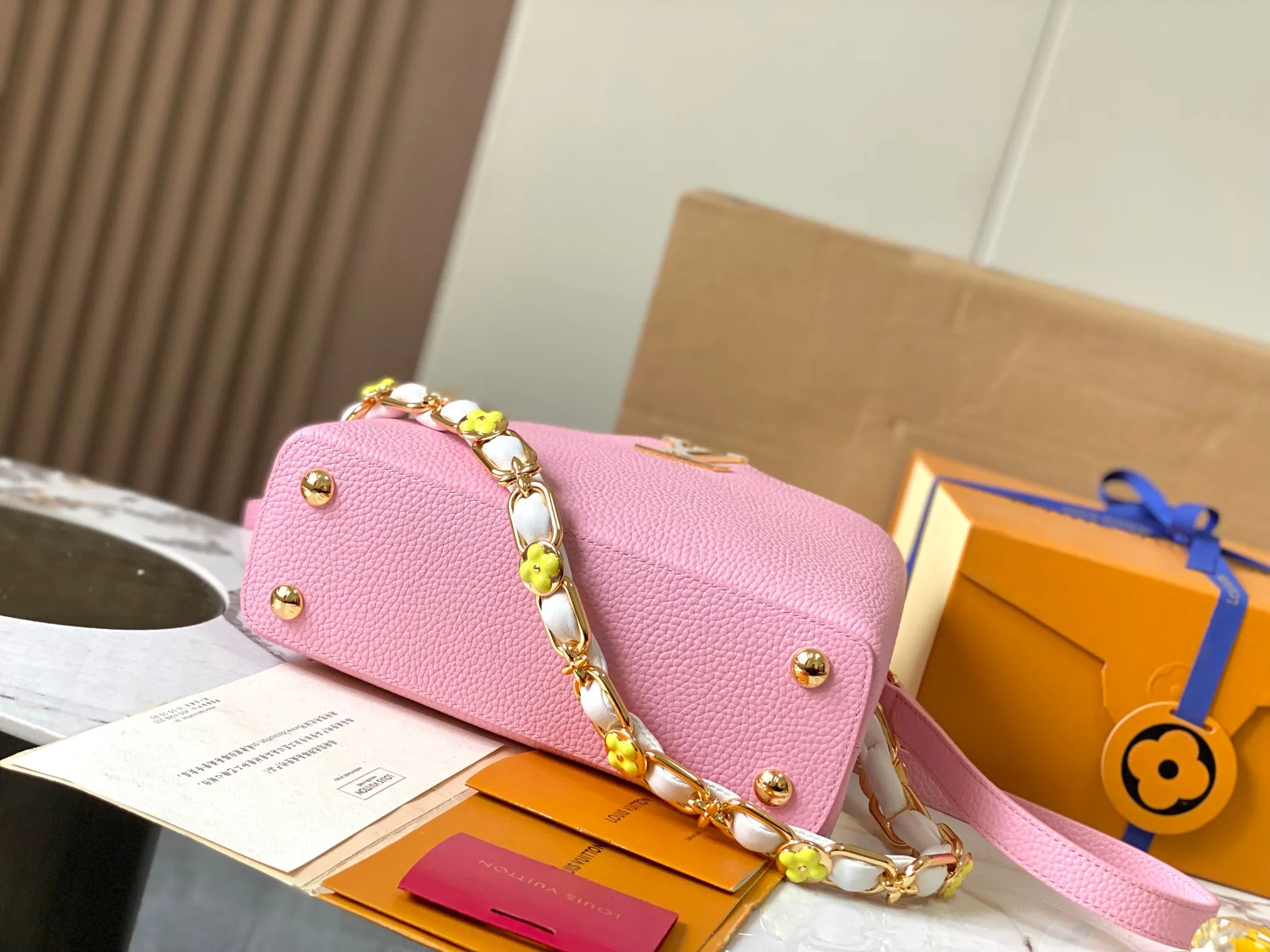 p2600 [Super high-quality original leather💋 M23280 pink and white shell buckle upgraded hardware] [Capucines BB handbag] This season’s new Capucines BB handbag highlights femininity. Metal links and elegant soft cow leather are woven into a delicate chain, with enamel and Monogram flowers scattered on it. The enamel brand logo highlights the texture of jewelry and makes the handbag even more beautiful.  Dimensions: 27 x 18 x 9 cm