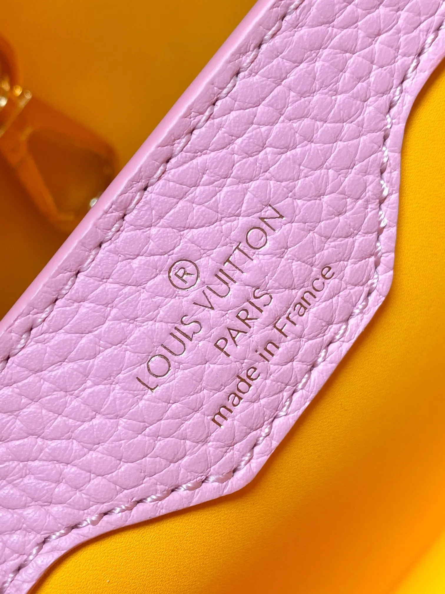 p2600 [Super high-quality original leather💋 M23280 pink and white shell buckle upgraded hardware] [Capucines BB handbag] This season’s new Capucines BB handbag highlights femininity. Metal links and elegant soft cow leather are woven into a delicate chain, with enamel and Monogram flowers scattered on it. The enamel brand logo highlights the texture of jewelry and makes the handbag even more beautiful.  Dimensions: 27 x 18 x 9 cm