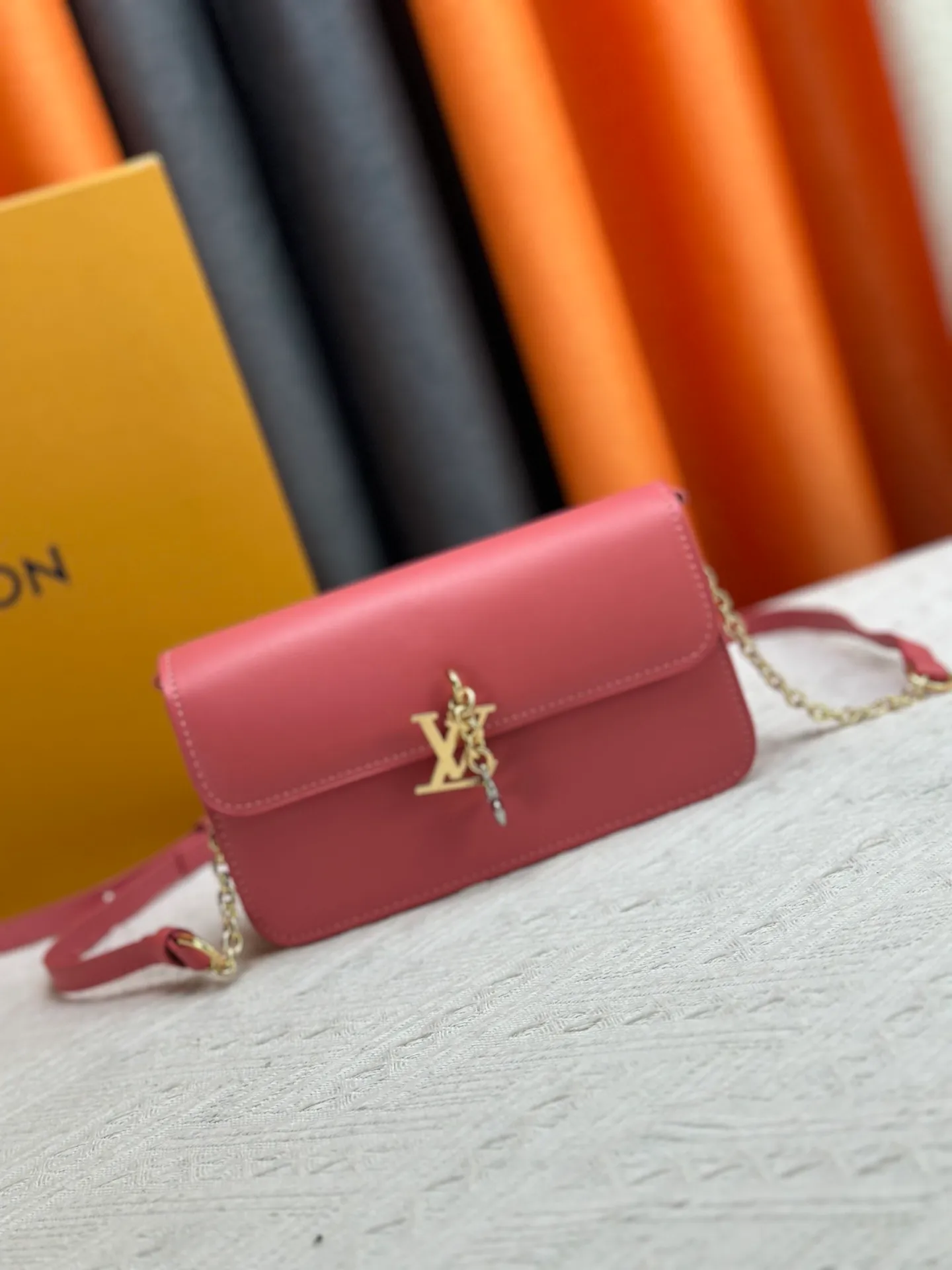 P240 Style number: M14564 This Wallet On Chain handbag is from Louis Vuitton's LV Bloom series. It is cut from cow leather in a fashionable and practical configuration. It's decorated with embellishments inspired by the brand's iconic Monogram pattern. There's plenty of space to store a smartphone, and contrasting metal hardware adds an elegant touch.  11.5 x 4 x 20 cm (height x width x length)