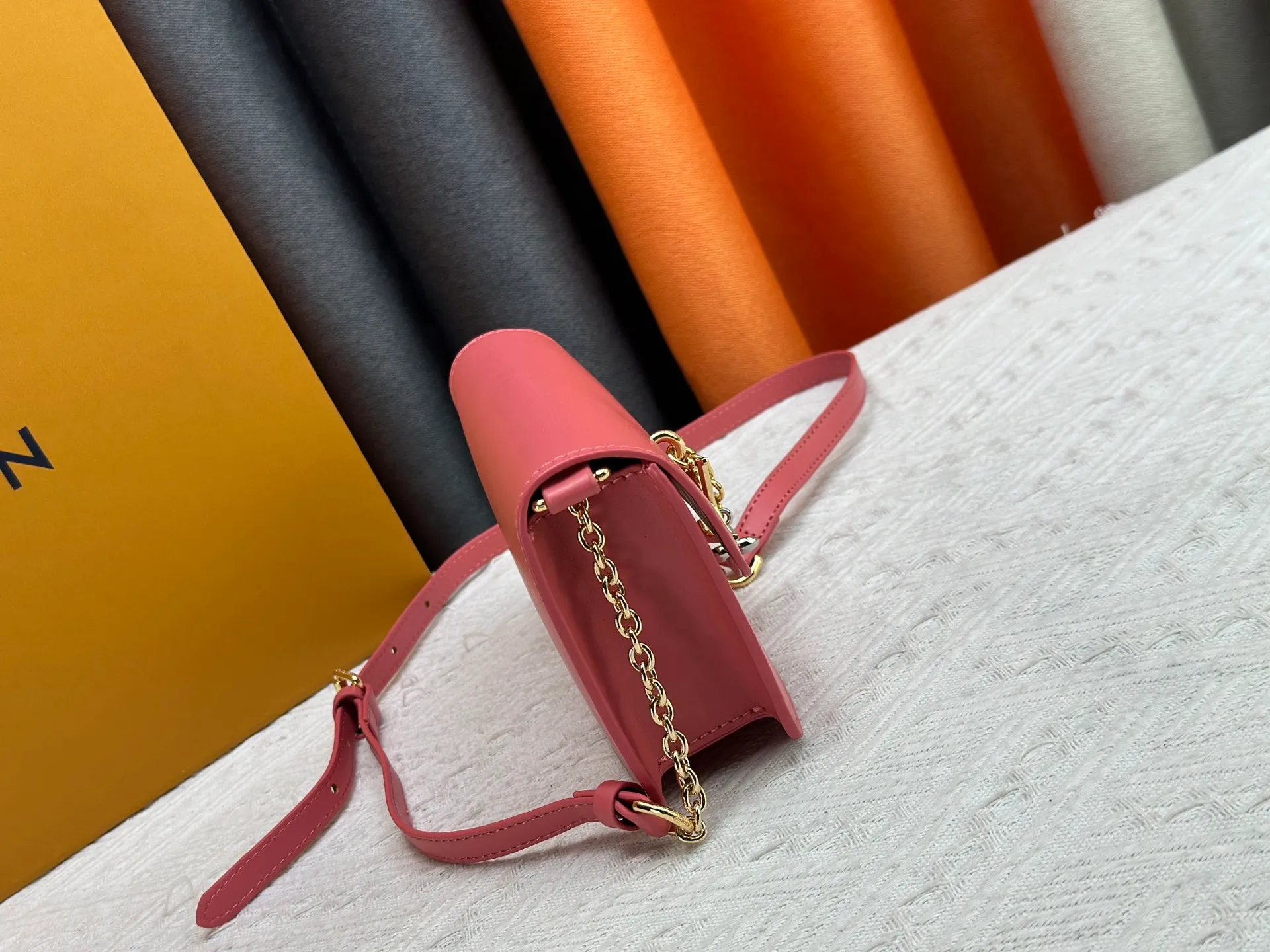 P240 Style number: M14564 This Wallet On Chain handbag is from Louis Vuitton's LV Bloom series. It is cut from cow leather in a fashionable and practical configuration. It's decorated with embellishments inspired by the brand's iconic Monogram pattern. There's plenty of space to store a smartphone, and contrasting metal hardware adds an elegant touch.  11.5 x 4 x 20 cm (height x width x length)
