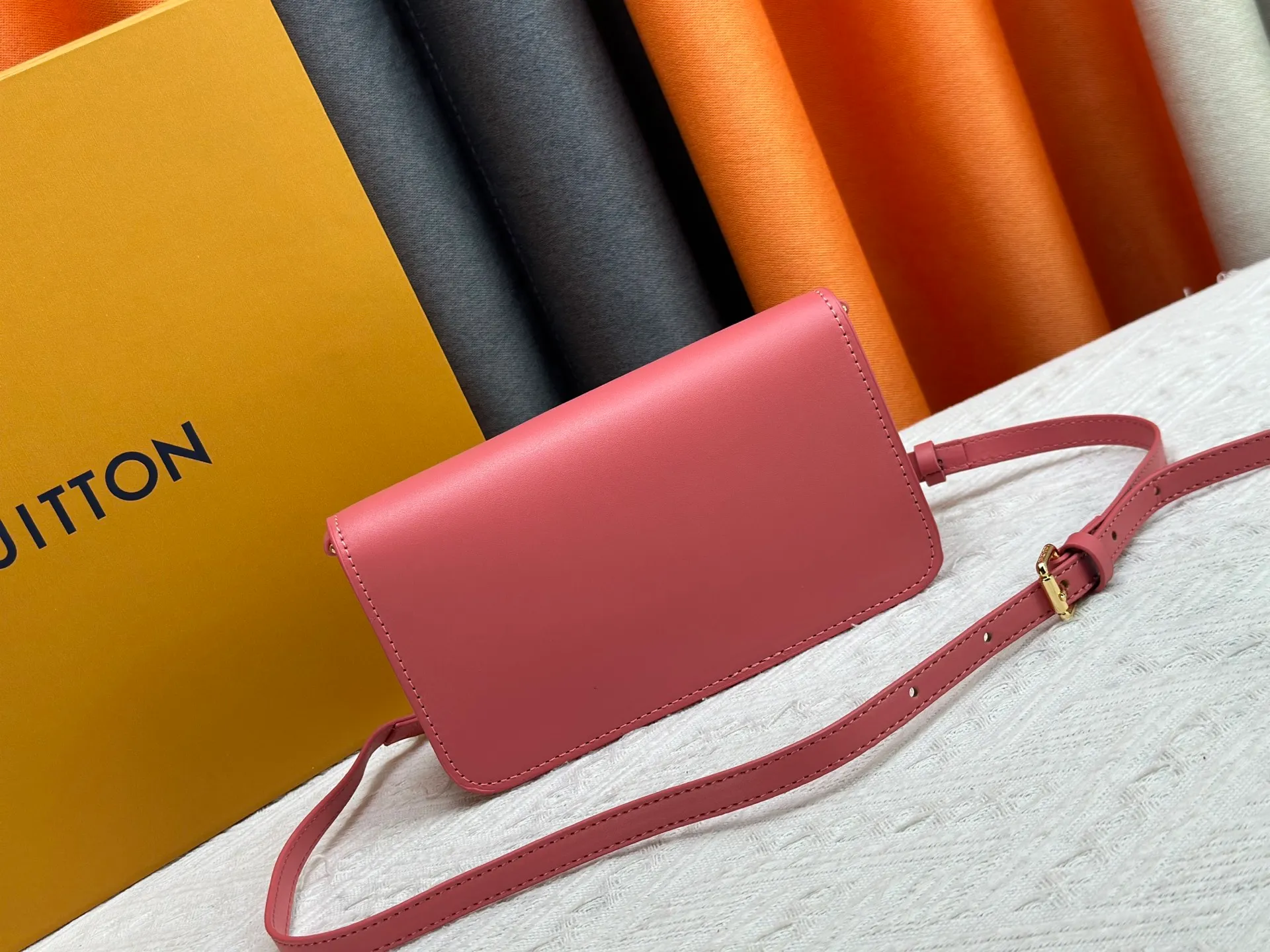 P240 Style number: M14564 This Wallet On Chain handbag is from Louis Vuitton's LV Bloom series. It is cut from cow leather in a fashionable and practical configuration. It's decorated with embellishments inspired by the brand's iconic Monogram pattern. There's plenty of space to store a smartphone, and contrasting metal hardware adds an elegant touch.  11.5 x 4 x 20 cm (height x width x length)