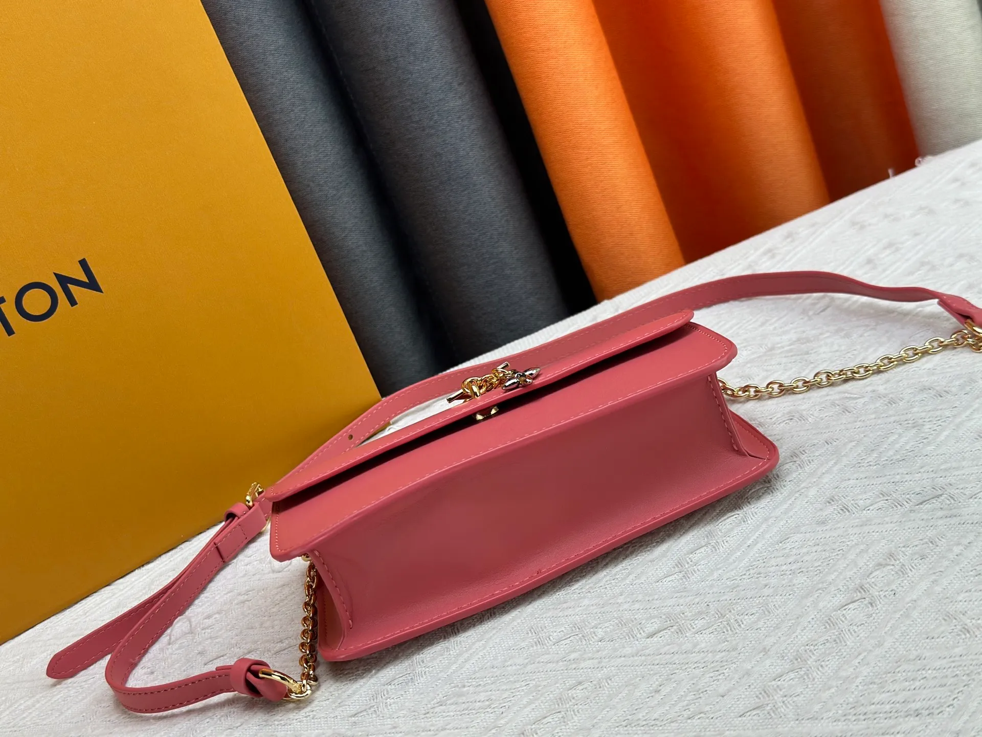 P240 Style number: M14564 This Wallet On Chain handbag is from Louis Vuitton's LV Bloom series. It is cut from cow leather in a fashionable and practical configuration. It's decorated with embellishments inspired by the brand's iconic Monogram pattern. There's plenty of space to store a smartphone, and contrasting metal hardware adds an elegant touch.  11.5 x 4 x 20 cm (height x width x length)