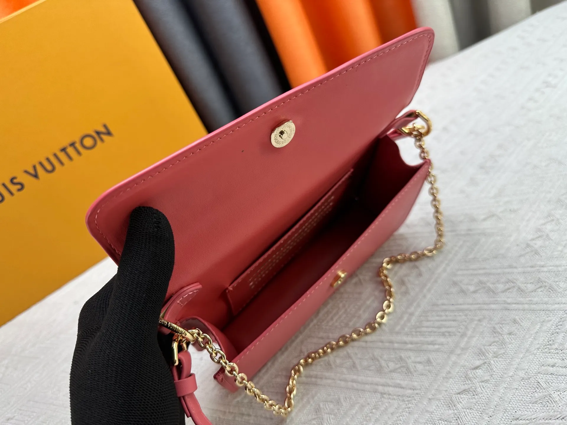 P240 Style number: M14564 This Wallet On Chain handbag is from Louis Vuitton's LV Bloom series. It is cut from cow leather in a fashionable and practical configuration. It's decorated with embellishments inspired by the brand's iconic Monogram pattern. There's plenty of space to store a smartphone, and contrasting metal hardware adds an elegant touch.  11.5 x 4 x 20 cm (height x width x length)
