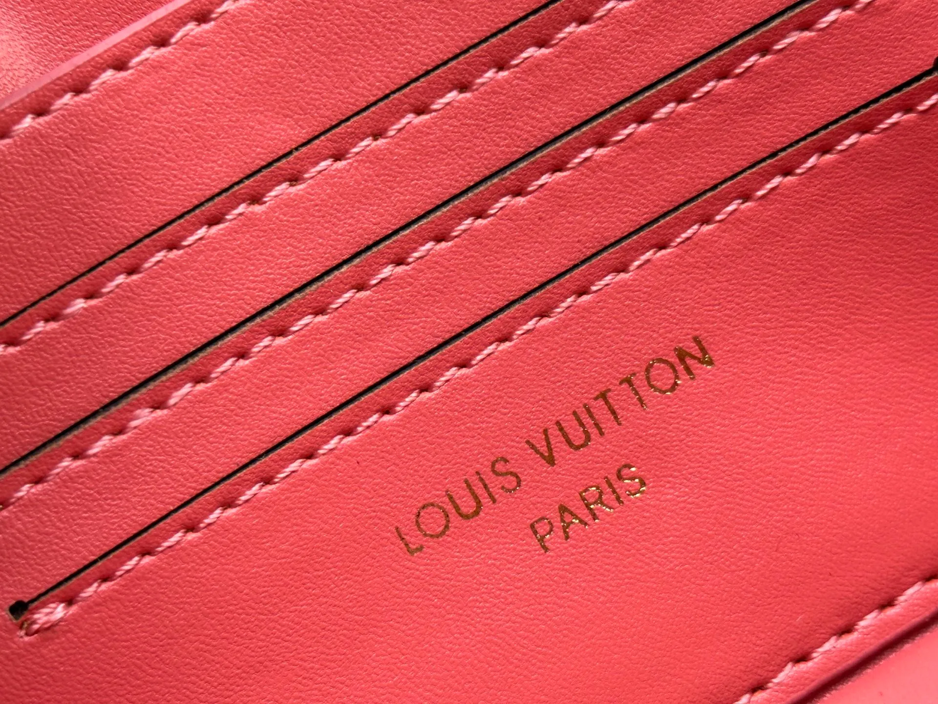 P240 Style number: M14564 This Wallet On Chain handbag is from Louis Vuitton's LV Bloom series. It is cut from cow leather in a fashionable and practical configuration. It's decorated with embellishments inspired by the brand's iconic Monogram pattern. There's plenty of space to store a smartphone, and contrasting metal hardware adds an elegant touch.  11.5 x 4 x 20 cm (height x width x length)
