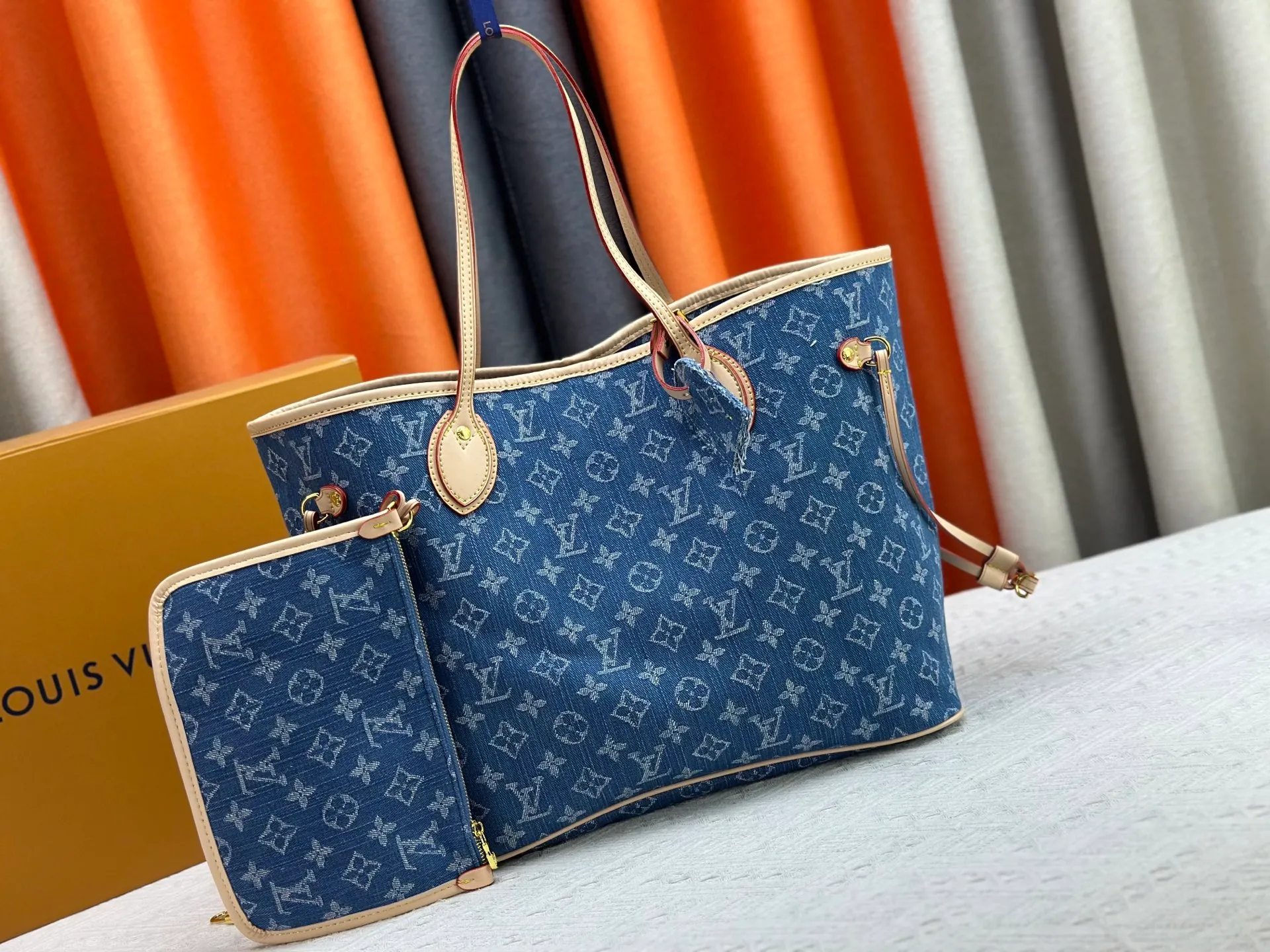 P260 M40995 M13192 Upgraded from the original version, the handbag focuses on Monogram Denim canvas. This material is made through multiple processes. The Monogram pattern is woven with cotton yarn certified by the Global Organic Textile Standard and then bleached. The finished sand-washed finish creates a chic look. The Neverfull medium bag is perfect for everyday use. This perfect handbag is extremely practical, and the laces on the bag can be tightened to make it look more sophisticated, making it a stylish urban handbag. Dimensions: 32x29x17