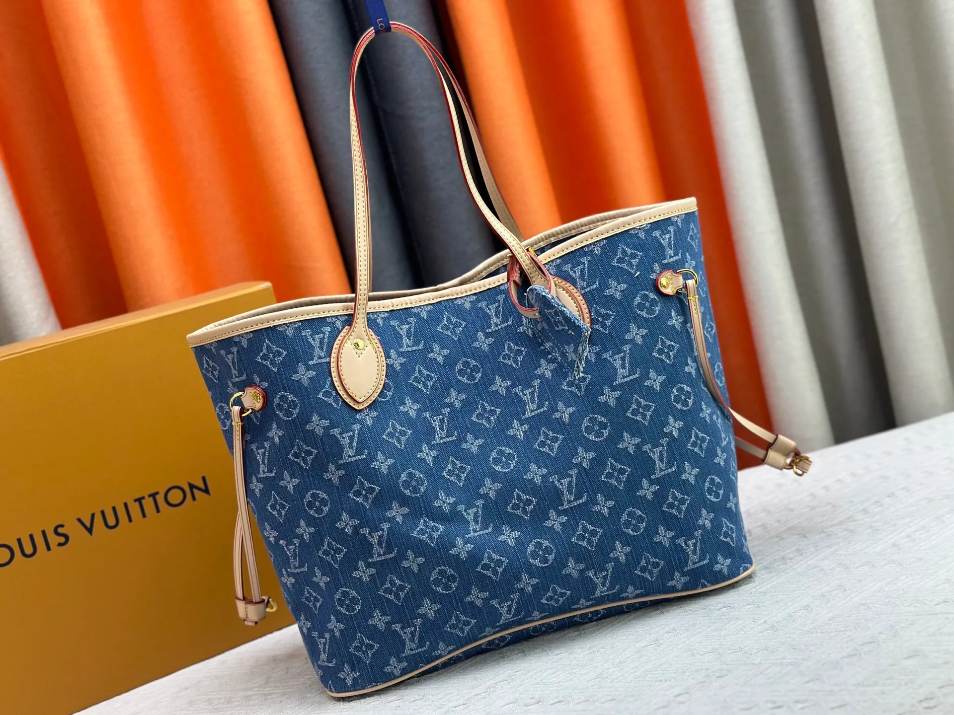 P260 M40995 M13192 Upgraded from the original version, the handbag focuses on Monogram Denim canvas. This material is made through multiple processes. The Monogram pattern is woven with cotton yarn certified by the Global Organic Textile Standard and then bleached. The finished sand-washed finish creates a chic look. The Neverfull medium bag is perfect for everyday use. This perfect handbag is extremely practical, and the laces on the bag can be tightened to make it look more sophisticated, making it a stylish urban handbag. Dimensions: 32x29x17
