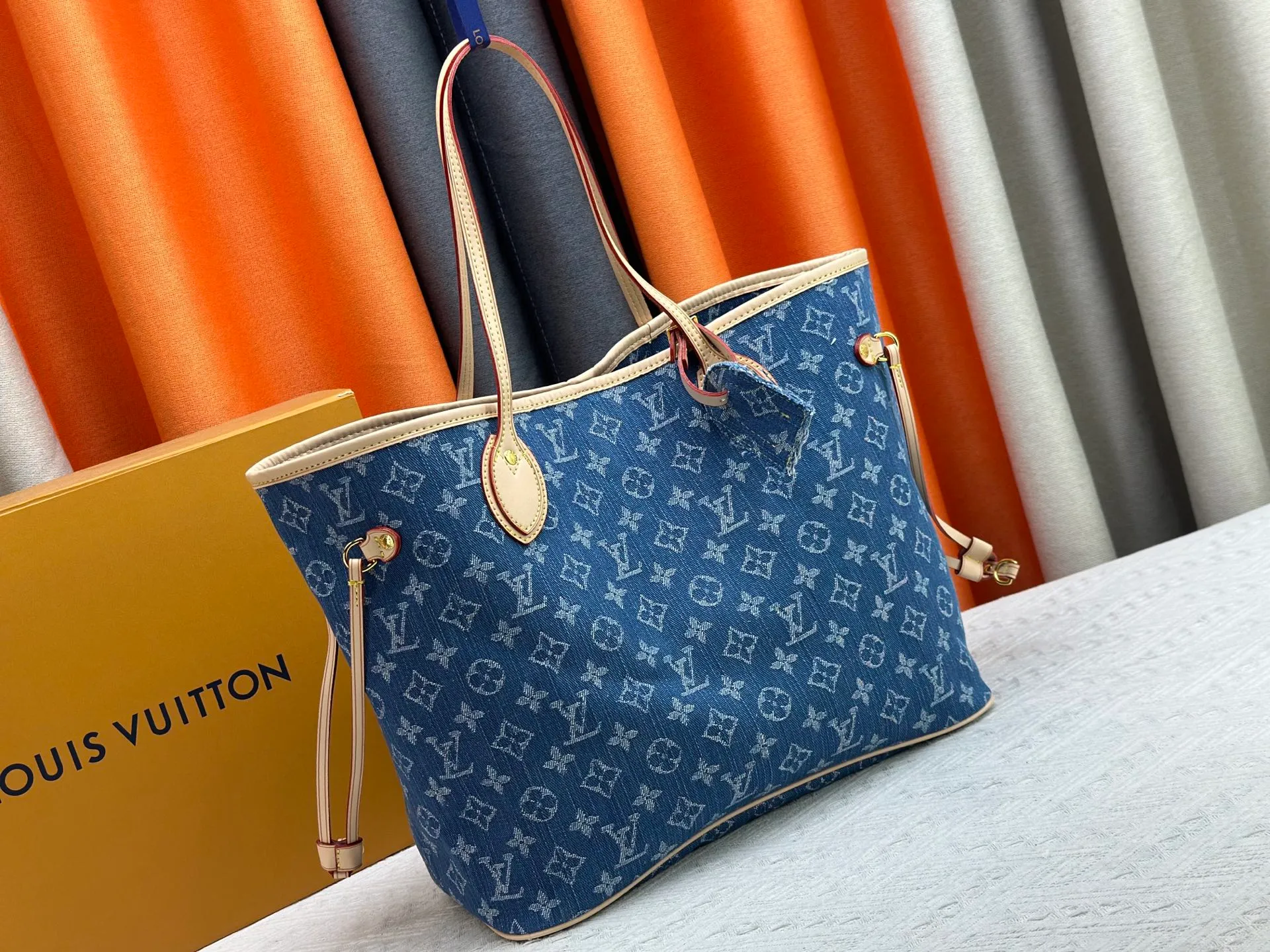 P260 M40995 M13192 Upgraded from the original version, the handbag focuses on Monogram Denim canvas. This material is made through multiple processes. The Monogram pattern is woven with cotton yarn certified by the Global Organic Textile Standard and then bleached. The finished sand-washed finish creates a chic look. The Neverfull medium bag is perfect for everyday use. This perfect handbag is extremely practical, and the laces on the bag can be tightened to make it look more sophisticated, making it a stylish urban handbag. Dimensions: 32x29x17