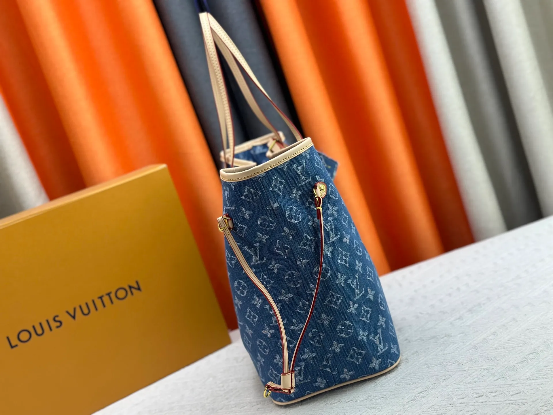 P260 M40995 M13192 Upgraded from the original version, the handbag focuses on Monogram Denim canvas. This material is made through multiple processes. The Monogram pattern is woven with cotton yarn certified by the Global Organic Textile Standard and then bleached. The finished sand-washed finish creates a chic look. The Neverfull medium bag is perfect for everyday use. This perfect handbag is extremely practical, and the laces on the bag can be tightened to make it look more sophisticated, making it a stylish urban handbag. Dimensions: 32x29x17