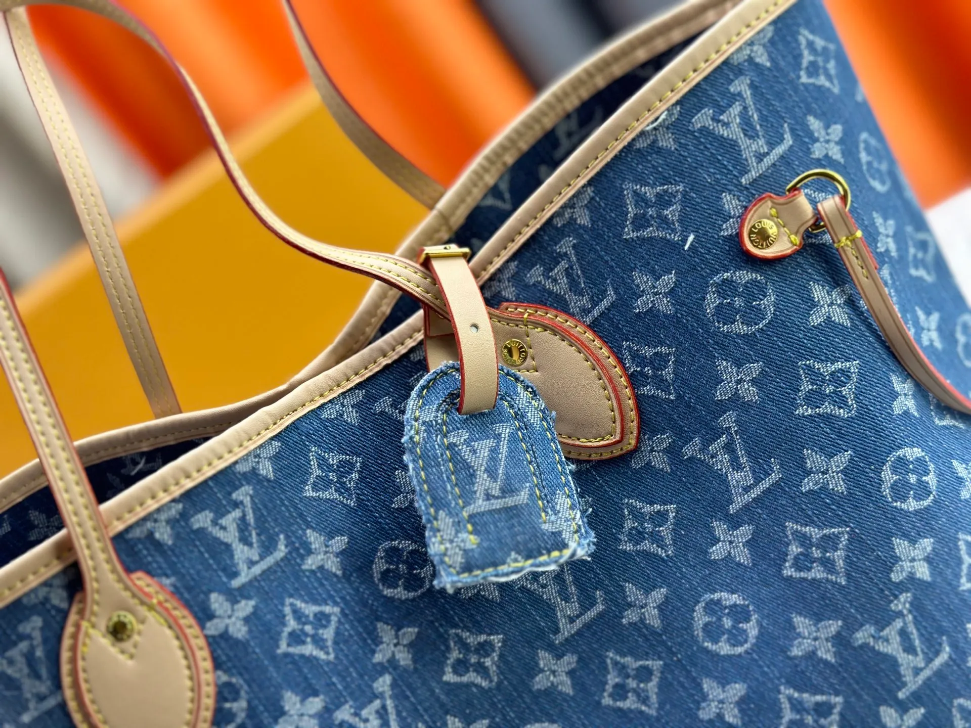 P260 M40995 M13192 Upgraded from the original version, the handbag focuses on Monogram Denim canvas. This material is made through multiple processes. The Monogram pattern is woven with cotton yarn certified by the Global Organic Textile Standard and then bleached. The finished sand-washed finish creates a chic look. The Neverfull medium bag is perfect for everyday use. This perfect handbag is extremely practical, and the laces on the bag can be tightened to make it look more sophisticated, making it a stylish urban handbag. Dimensions: 32x29x17