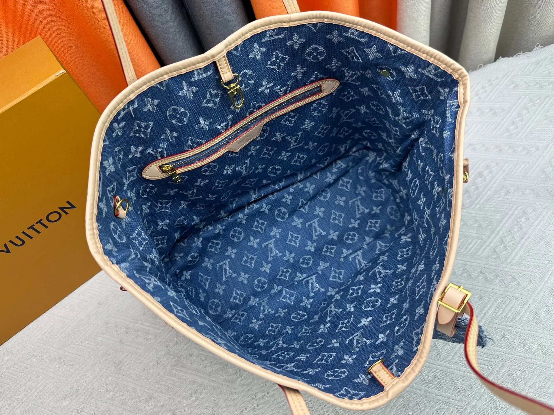 P260 M40995 M13192 Upgraded from the original version, the handbag focuses on Monogram Denim canvas. This material is made through multiple processes. The Monogram pattern is woven with cotton yarn certified by the Global Organic Textile Standard and then bleached. The finished sand-washed finish creates a chic look. The Neverfull medium bag is perfect for everyday use. This perfect handbag is extremely practical, and the laces on the bag can be tightened to make it look more sophisticated, making it a stylish urban handbag. Dimensions: 32x29x17