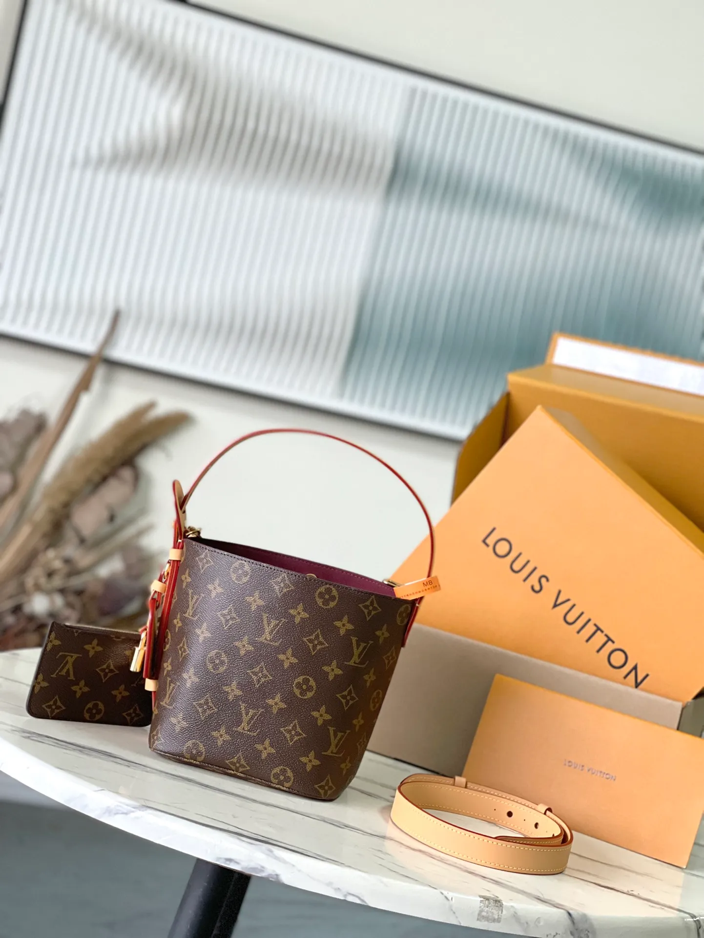 💰760 Top Original M12925 Presbyopia This All InBB handbag is made of Monogram canvas with shiny metal parts, and the iconic padlock and nameplate highlight the classic style. The adjustable shoulder strap continues the brand's trunk-making heritage, and the leather shoulder strap adds cross-body and shoulder carry options. The foldable design enables the silhouette to be retracted and retracted freely, providing ample space for daily use. Dimensions: 16x18x12 cm