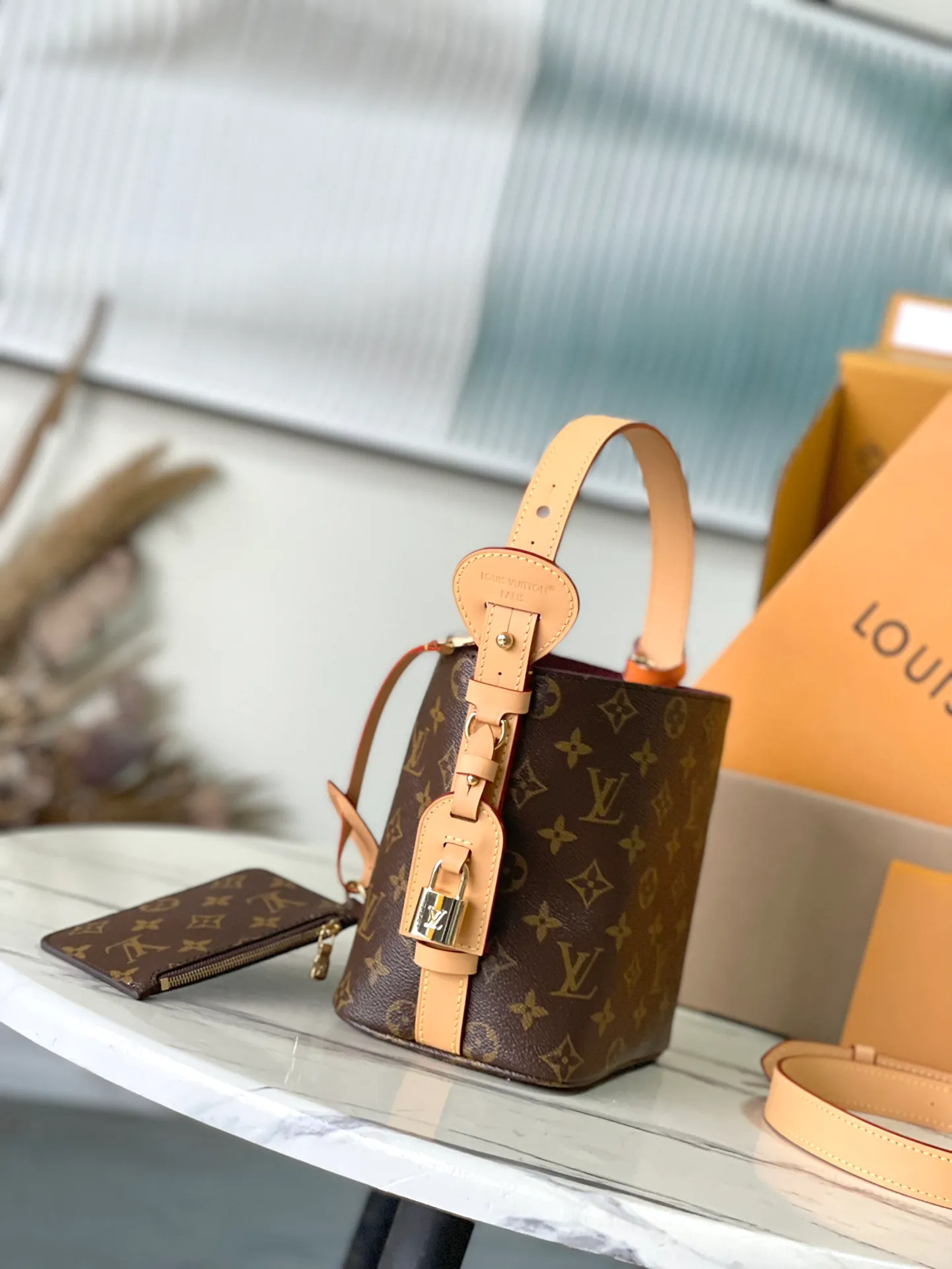 💰760 Top Original M12925 Presbyopia This All InBB handbag is made of Monogram canvas with shiny metal parts, and the iconic padlock and nameplate highlight the classic style. The adjustable shoulder strap continues the brand's trunk-making heritage, and the leather shoulder strap adds cross-body and shoulder carry options. The foldable design enables the silhouette to be retracted and retracted freely, providing ample space for daily use. Dimensions: 16x18x12 cm