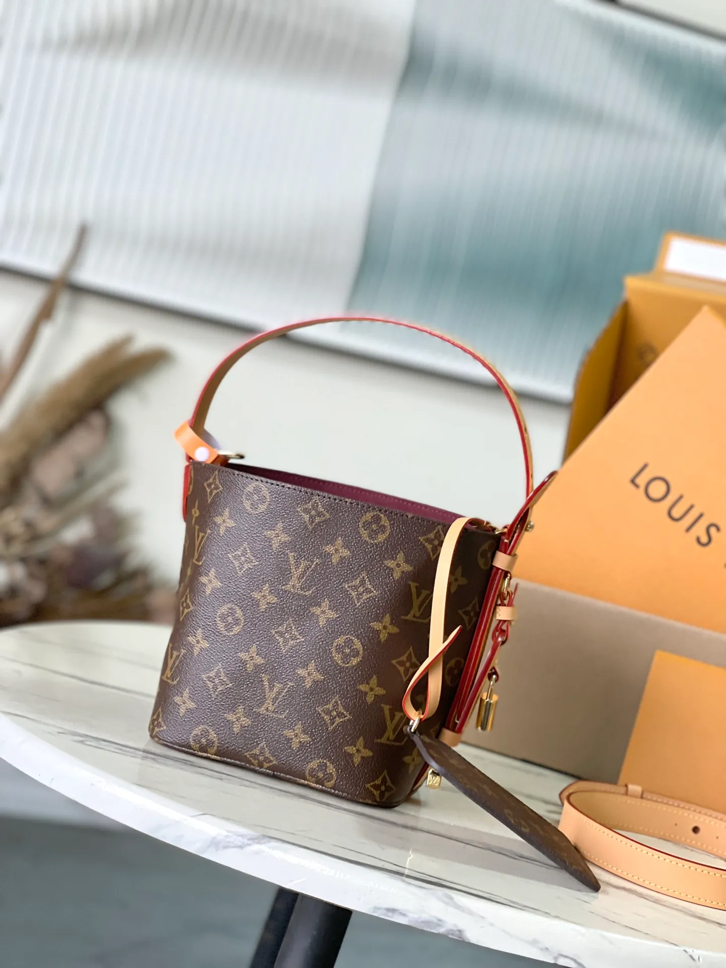 💰760 Top Original M12925 Presbyopia This All InBB handbag is made of Monogram canvas with shiny metal parts, and the iconic padlock and nameplate highlight the classic style. The adjustable shoulder strap continues the brand's trunk-making heritage, and the leather shoulder strap adds cross-body and shoulder carry options. The foldable design enables the silhouette to be retracted and retracted freely, providing ample space for daily use. Dimensions: 16x18x12 cm