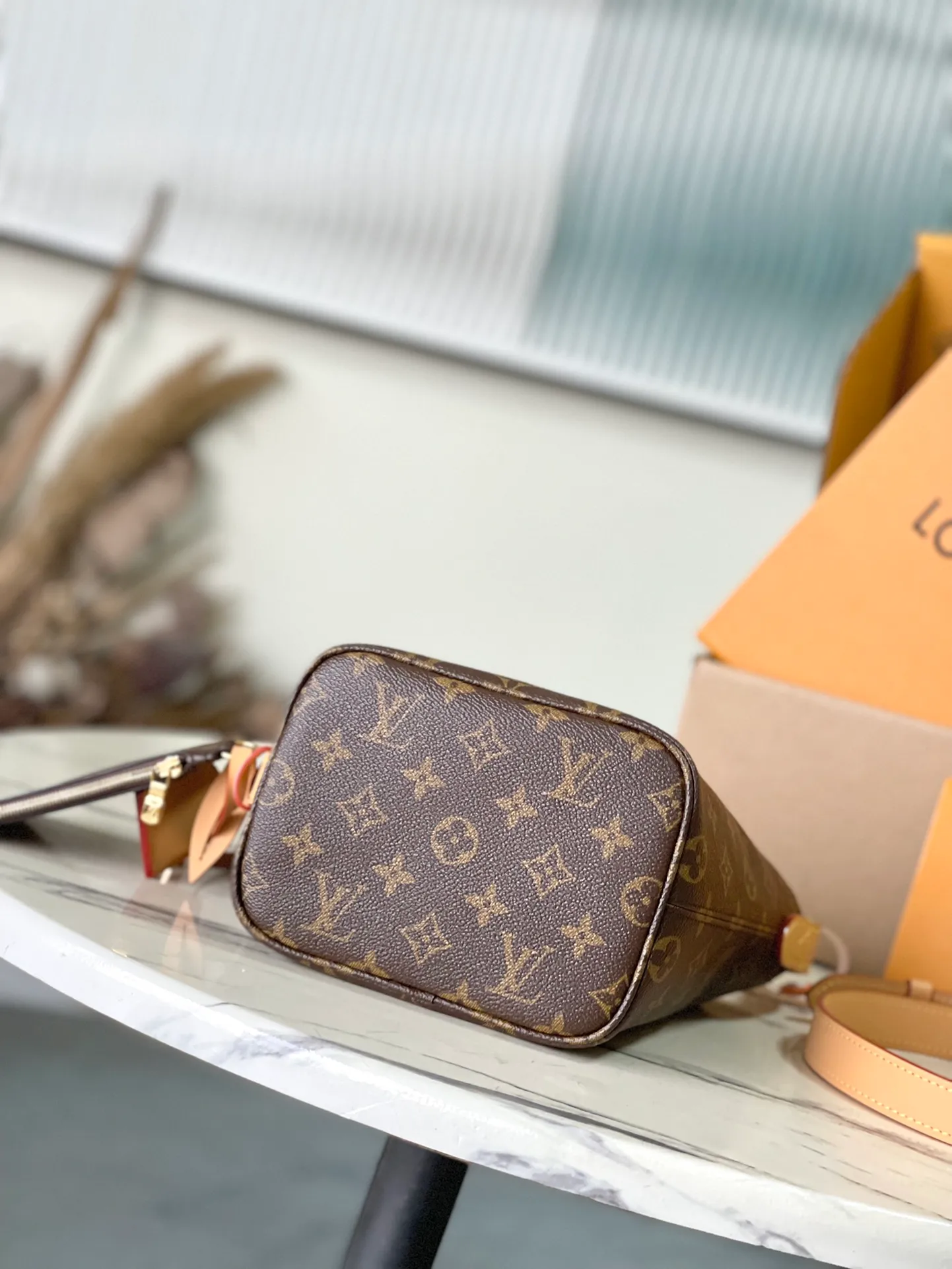 💰760 Top Original M12925 Presbyopia This All InBB handbag is made of Monogram canvas with shiny metal parts, and the iconic padlock and nameplate highlight the classic style. The adjustable shoulder strap continues the brand's trunk-making heritage, and the leather shoulder strap adds cross-body and shoulder carry options. The foldable design enables the silhouette to be retracted and retracted freely, providing ample space for daily use. Dimensions: 16x18x12 cm