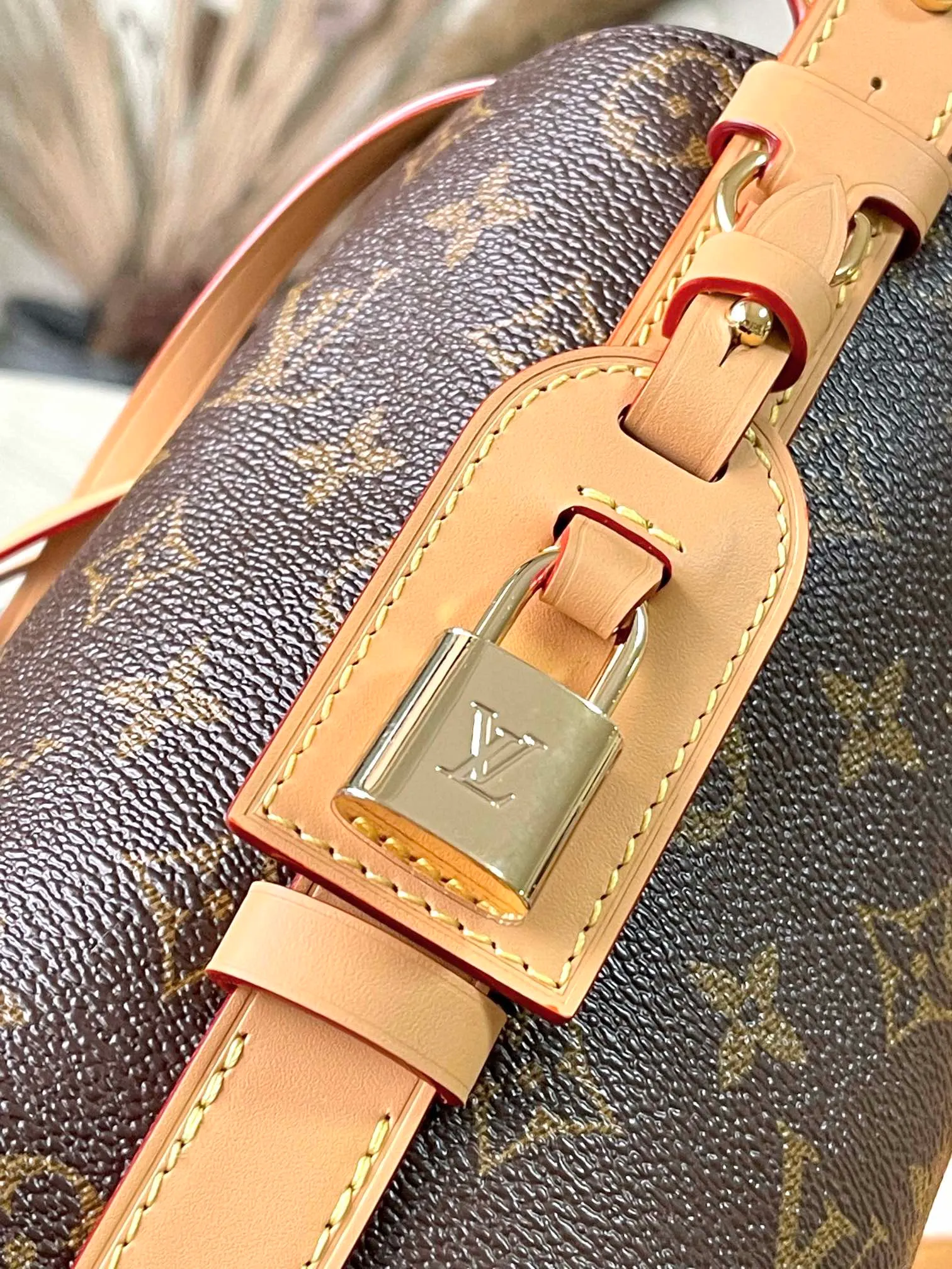 💰760 Top Original M12925 Presbyopia This All InBB handbag is made of Monogram canvas with shiny metal parts, and the iconic padlock and nameplate highlight the classic style. The adjustable shoulder strap continues the brand's trunk-making heritage, and the leather shoulder strap adds cross-body and shoulder carry options. The foldable design enables the silhouette to be retracted and retracted freely, providing ample space for daily use. Dimensions: 16x18x12 cm