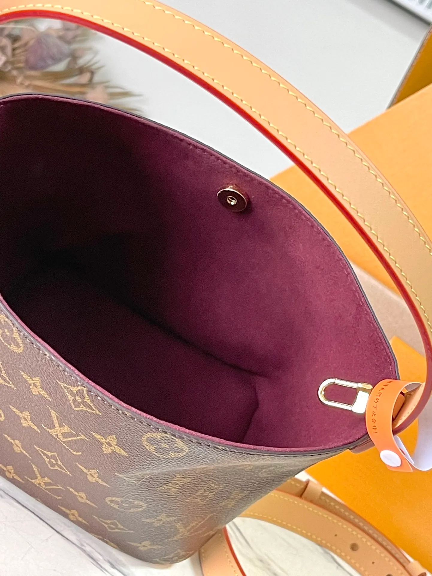 💰760 Top Original M12925 Presbyopia This All InBB handbag is made of Monogram canvas with shiny metal parts, and the iconic padlock and nameplate highlight the classic style. The adjustable shoulder strap continues the brand's trunk-making heritage, and the leather shoulder strap adds cross-body and shoulder carry options. The foldable design enables the silhouette to be retracted and retracted freely, providing ample space for daily use. Dimensions: 16x18x12 cm