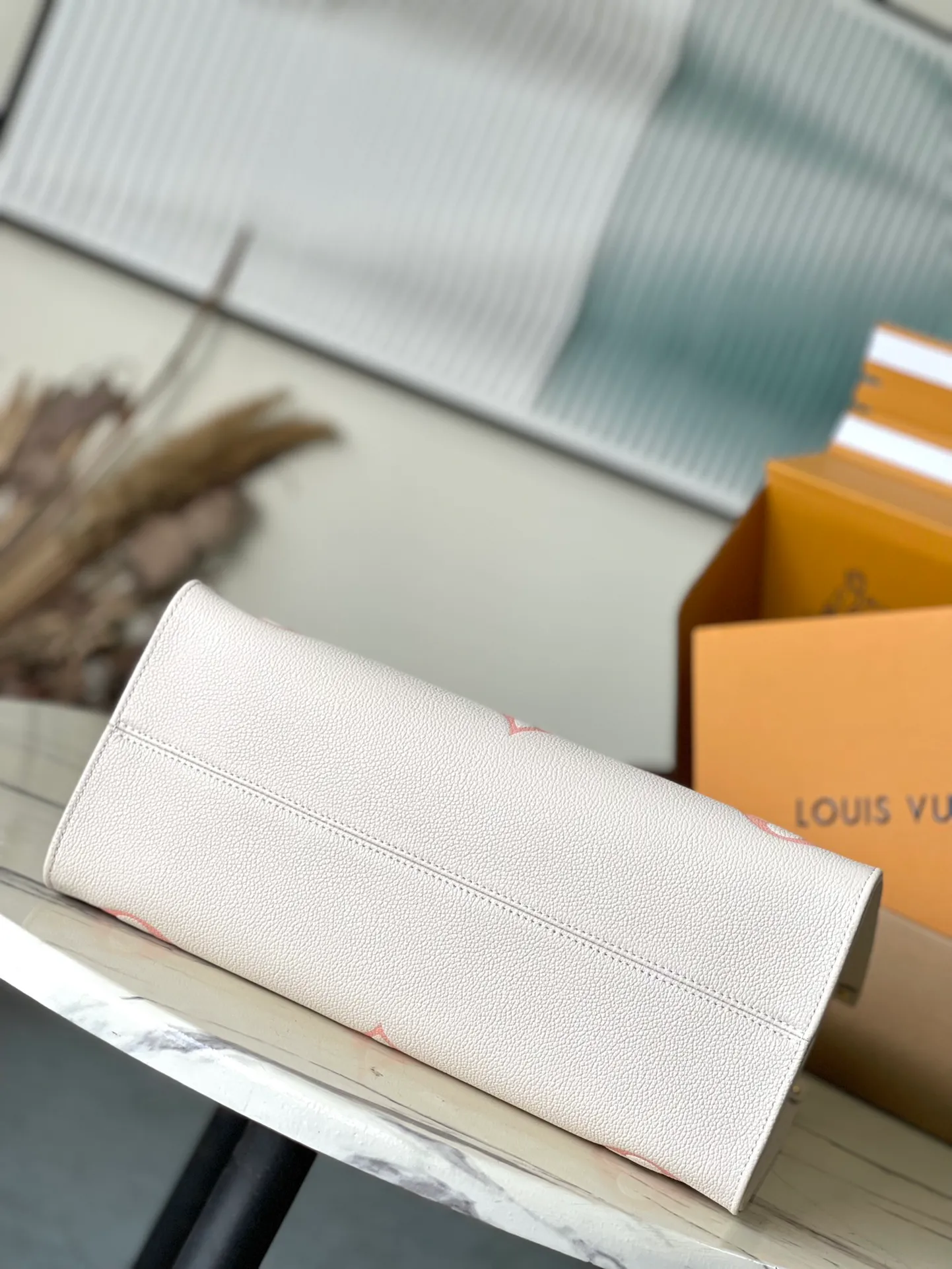 💰1120 (top layer leather) top original order M21575. Support counter inspection. Photos taken of duty-free goods are consistent with the product without unpacking. This product is an exclusive duty-free product in the market and is the highest-end product. Inspection is supported. This product has passed strict inspection and is flawless. Please wear gloves when touching the product. This product is not returnable or exchangeable. Please confirm the product first and then remove the label on the handle. This product is temporarily not open to the public, only regular customers, and is in short supply. Dimensions: 35 x 27 x 14 cm